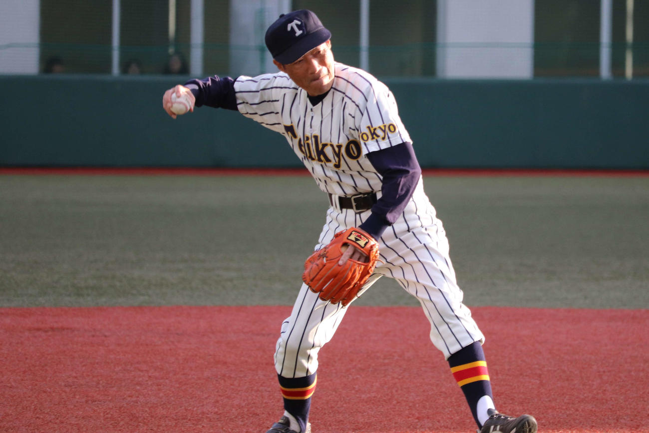 帝京　「前田名誉監督のノックを受けよう」で最後は、金田監督のノックを受ける前田名誉監督（撮影・保坂淑子）