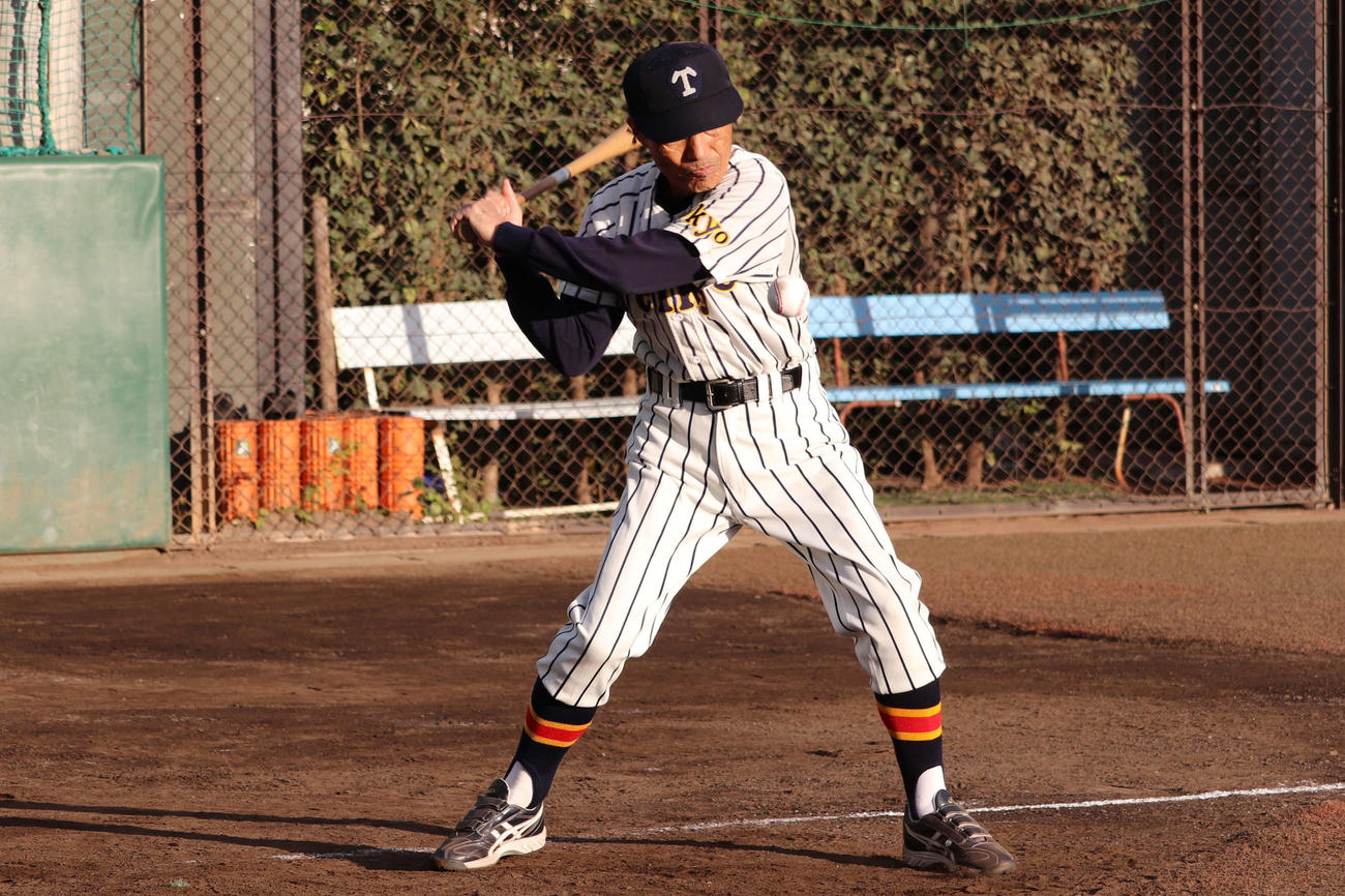 「前田名誉監督のノックを受けよう」で集まったOB、現役選手たちにノックを打つ前田名誉監督（撮影・保坂淑子）