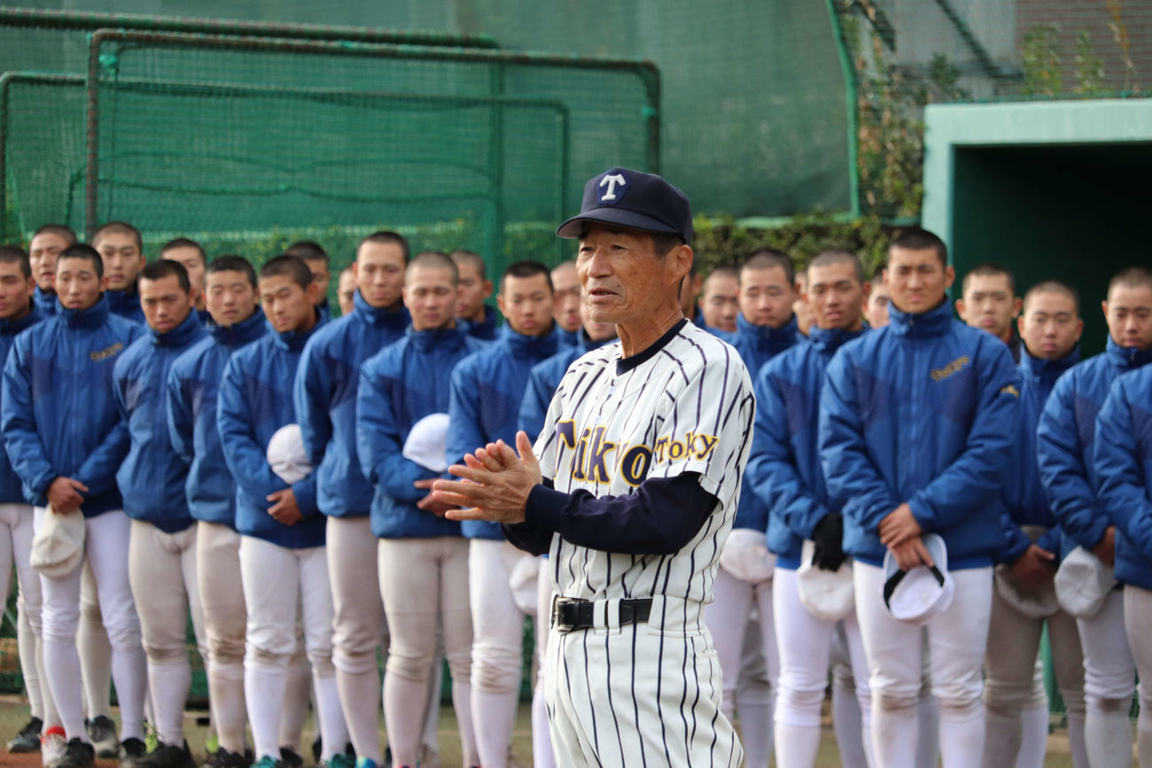 帝京　「前田名誉監督のノックを受けよう」で集まってくれたOBを前に挨拶をする前田名誉監督（撮影・保坂淑子）