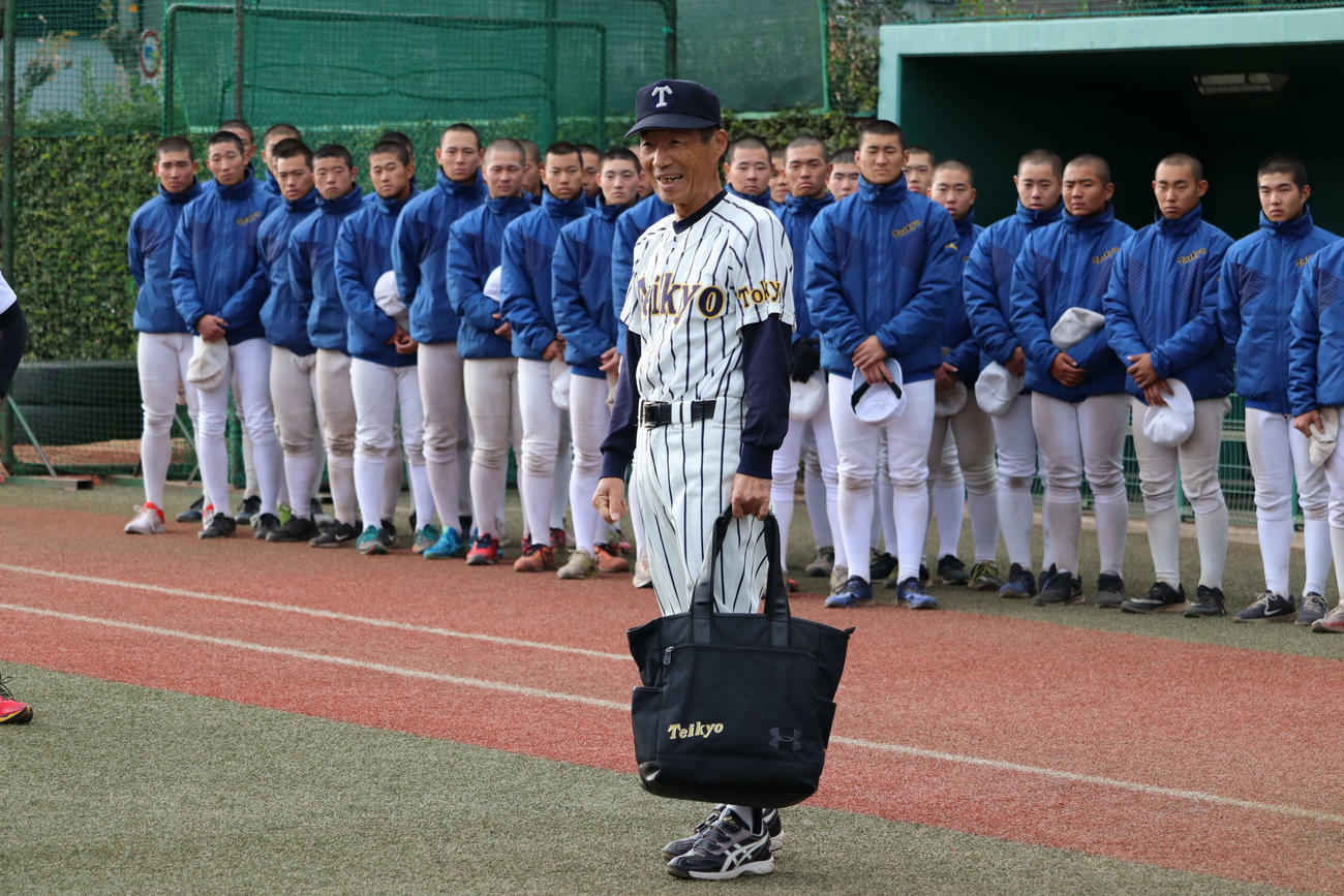 帝京　「前田名誉監督のノックを受けよう」で集まってくれたOBを前に挨拶をする前田名誉監督（撮影・保坂淑子）