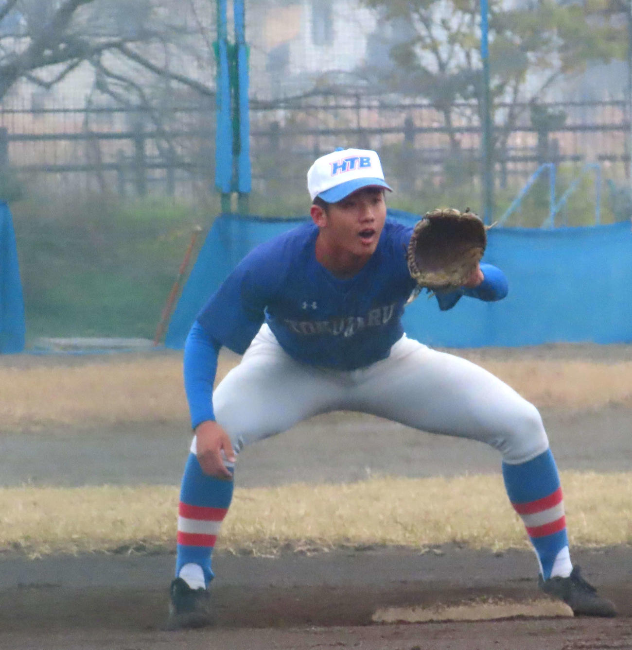 花咲徳栄対帝京長岡　年内最後の練習試合で試合前に守備練習を行う花咲徳栄・石塚（撮影・佐瀬百合子）