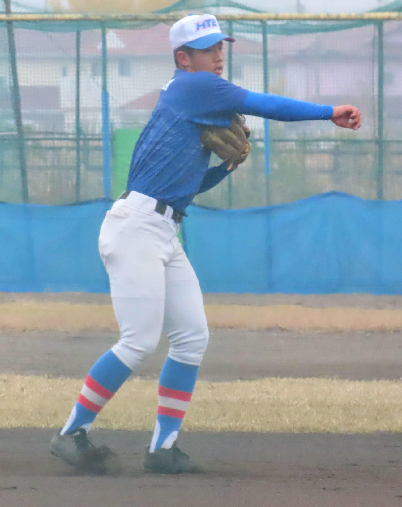 花咲徳栄対帝京長岡　年内最後の練習試合で試合前に守備練習を行う花咲徳栄・石塚（撮影・佐瀬百合子）