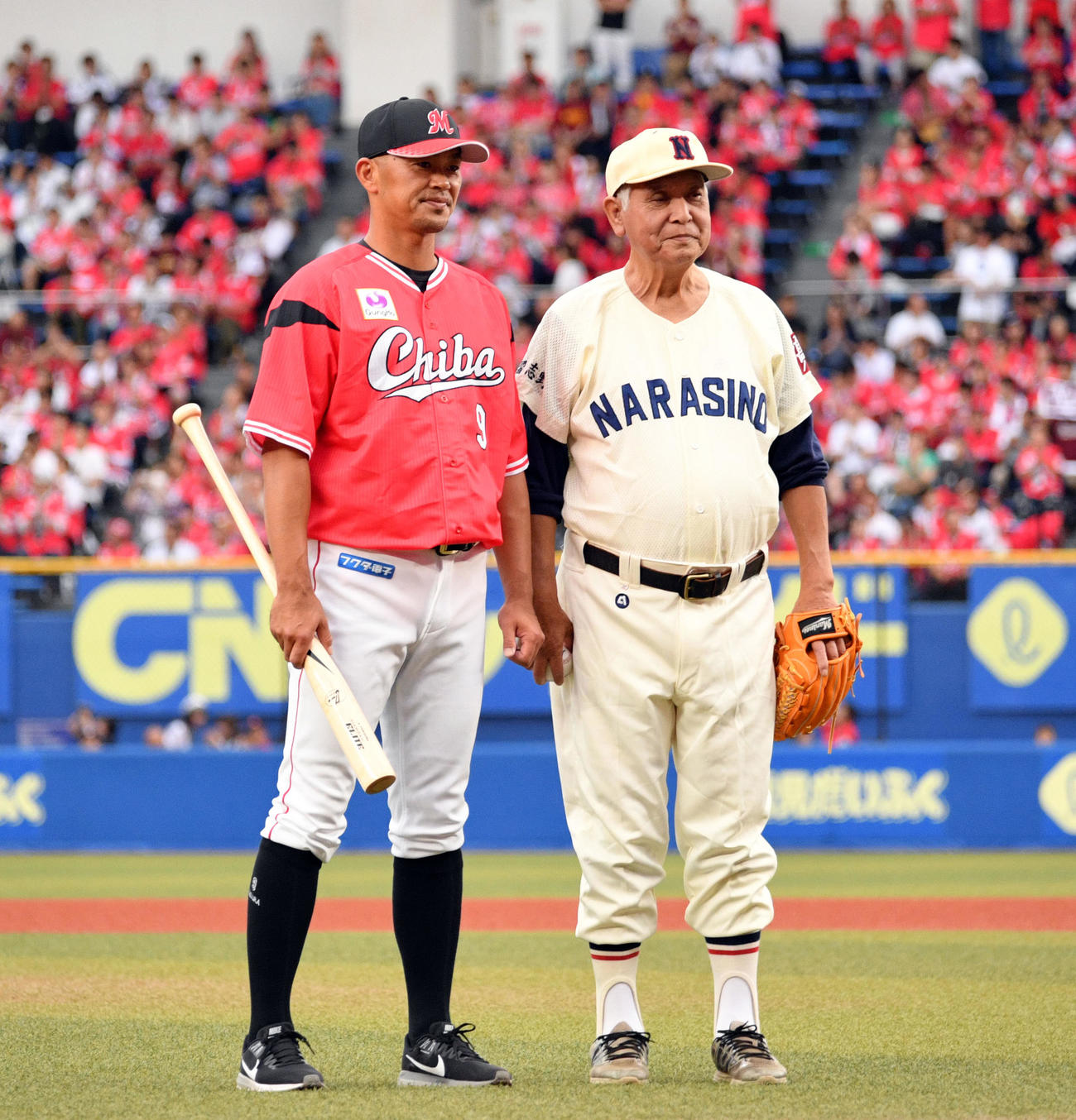 2019年6月、ロッテ対中日　始球式を終えロッテ福浦（左）と記念撮影する習志野高校野球部元監督の石井好博さん
