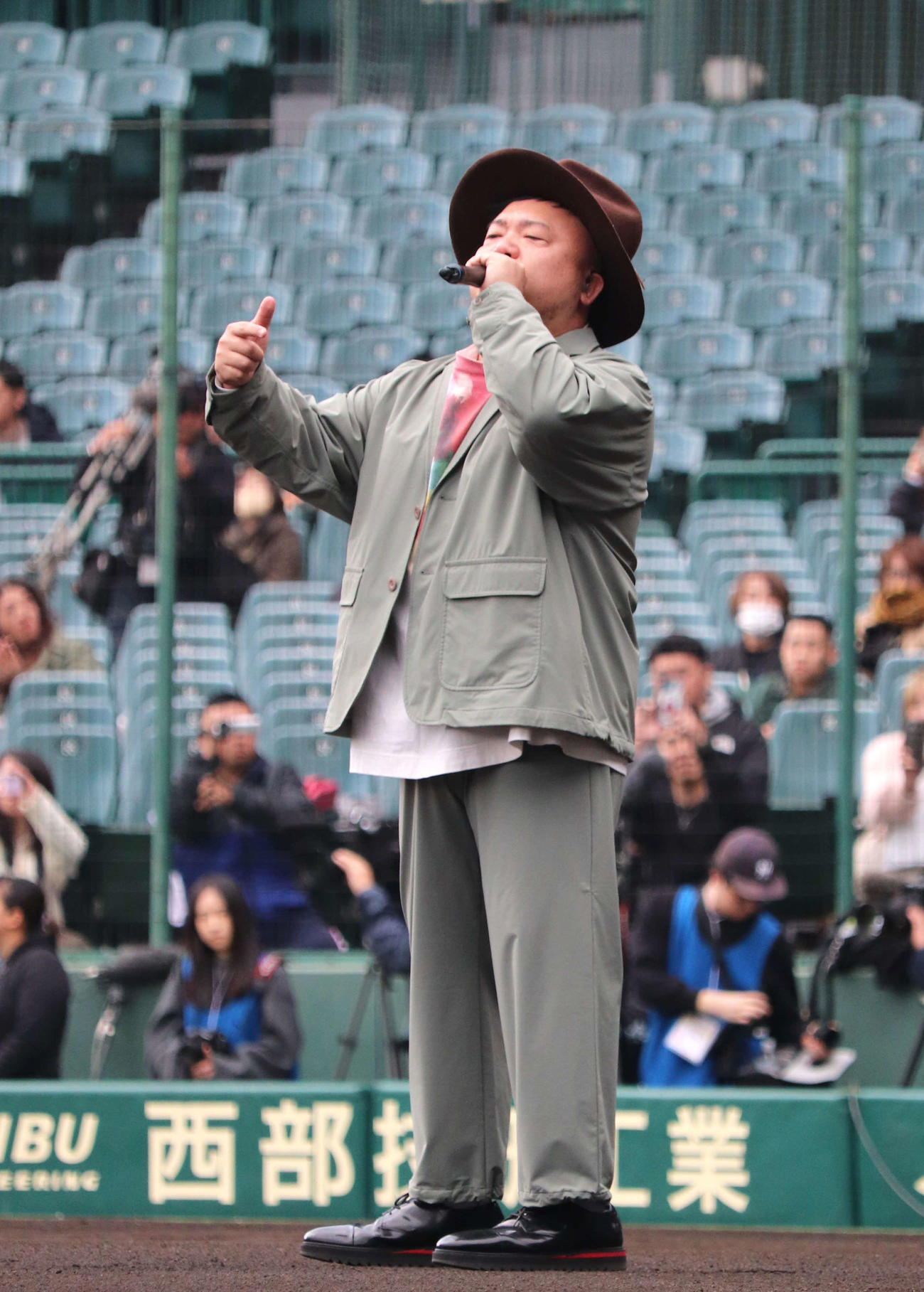 「あの夏を取り戻せ　全国元高校球児大会」開会式で大会テーマソングを熱唱した、歌手のHIPPY（撮影・中島麗）