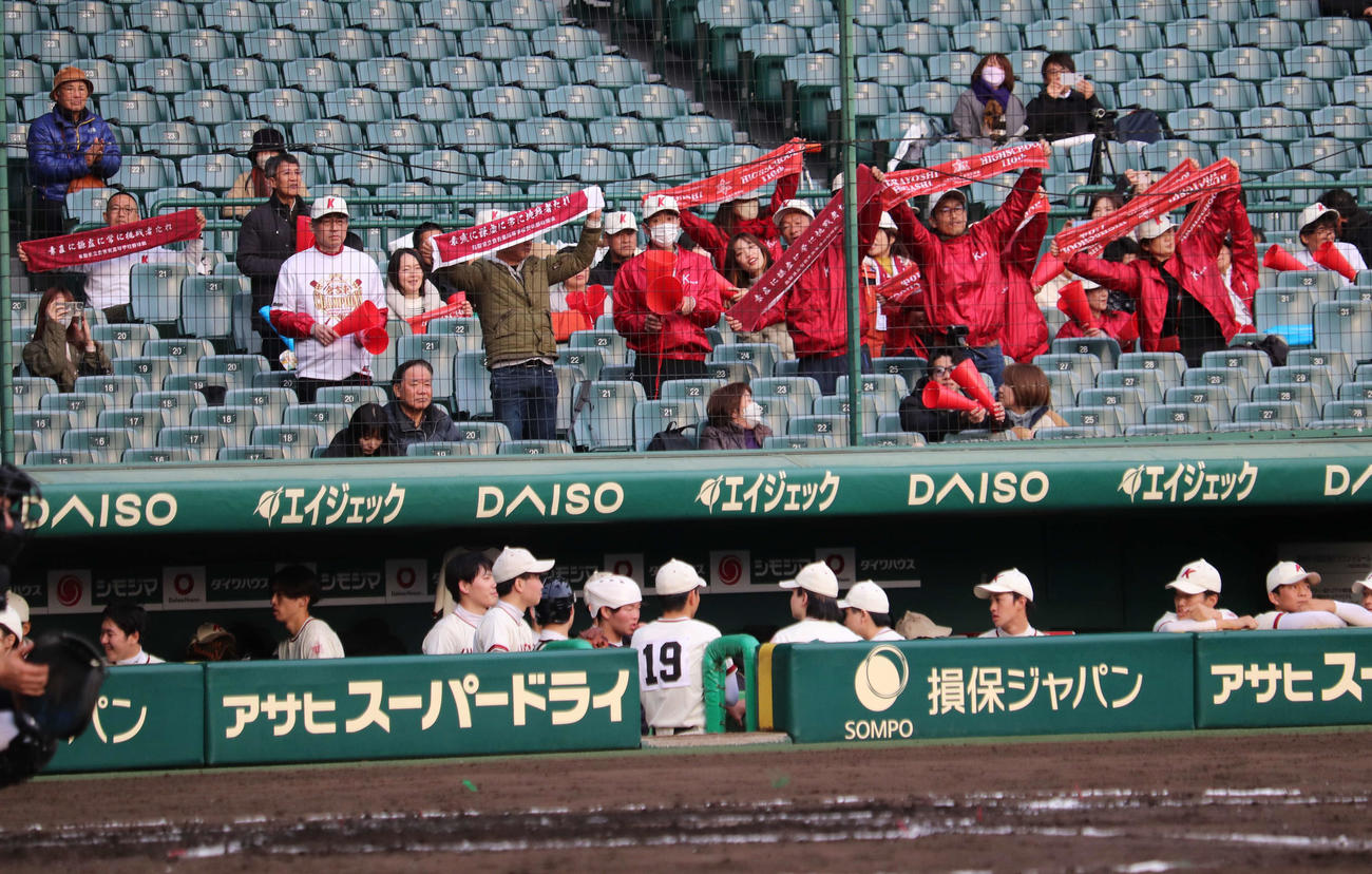 「あの夏を取り戻せ　全国元高校球児大会」関大北陽対倉吉東OB　声援を送る、倉吉東OBの観客席