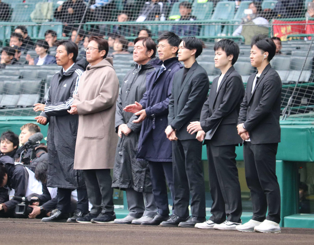「あの夏を取り戻せ　全国元高校球児大会」開会式に登場した、（左から）上田剛史、古田敦也、荒木大輔、矢野燿大と発起人の大武優斗氏（右から3人目）