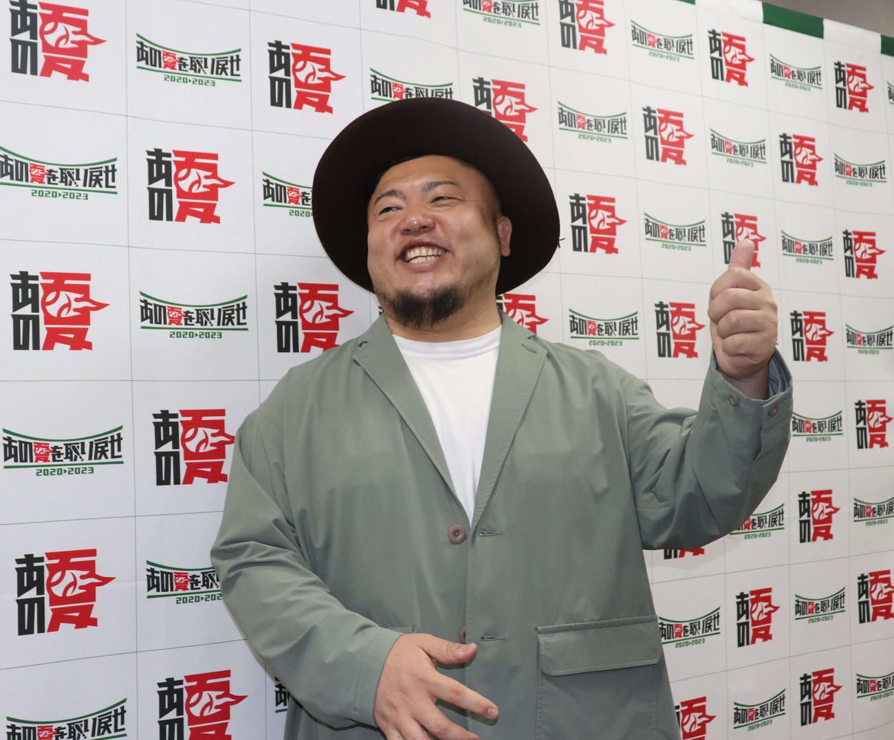 「あの夏を取り戻せ　全国元高校球児大会」開会式で大会テーマソングを熱唱した、歌手のHIPPY（撮影・中島麗）