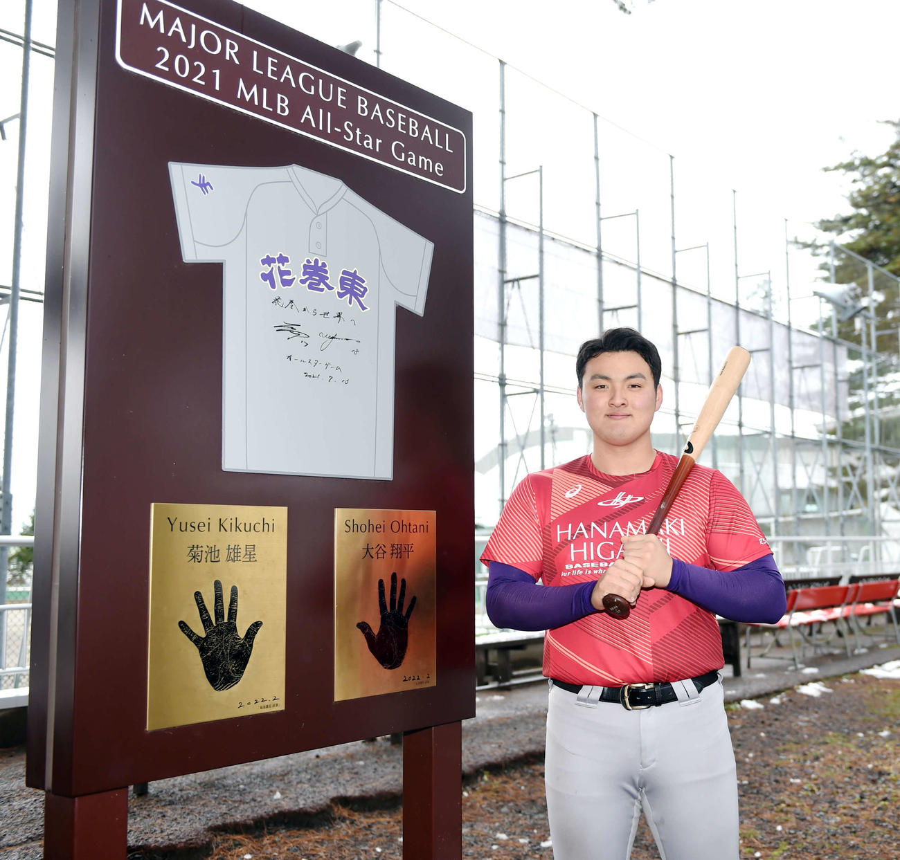 花巻東OBの菊池雄星、大谷翔平のオールスター選出を記念したオブジェの前で笑顔を見せる佐々木麟（撮影・山田愛斗）