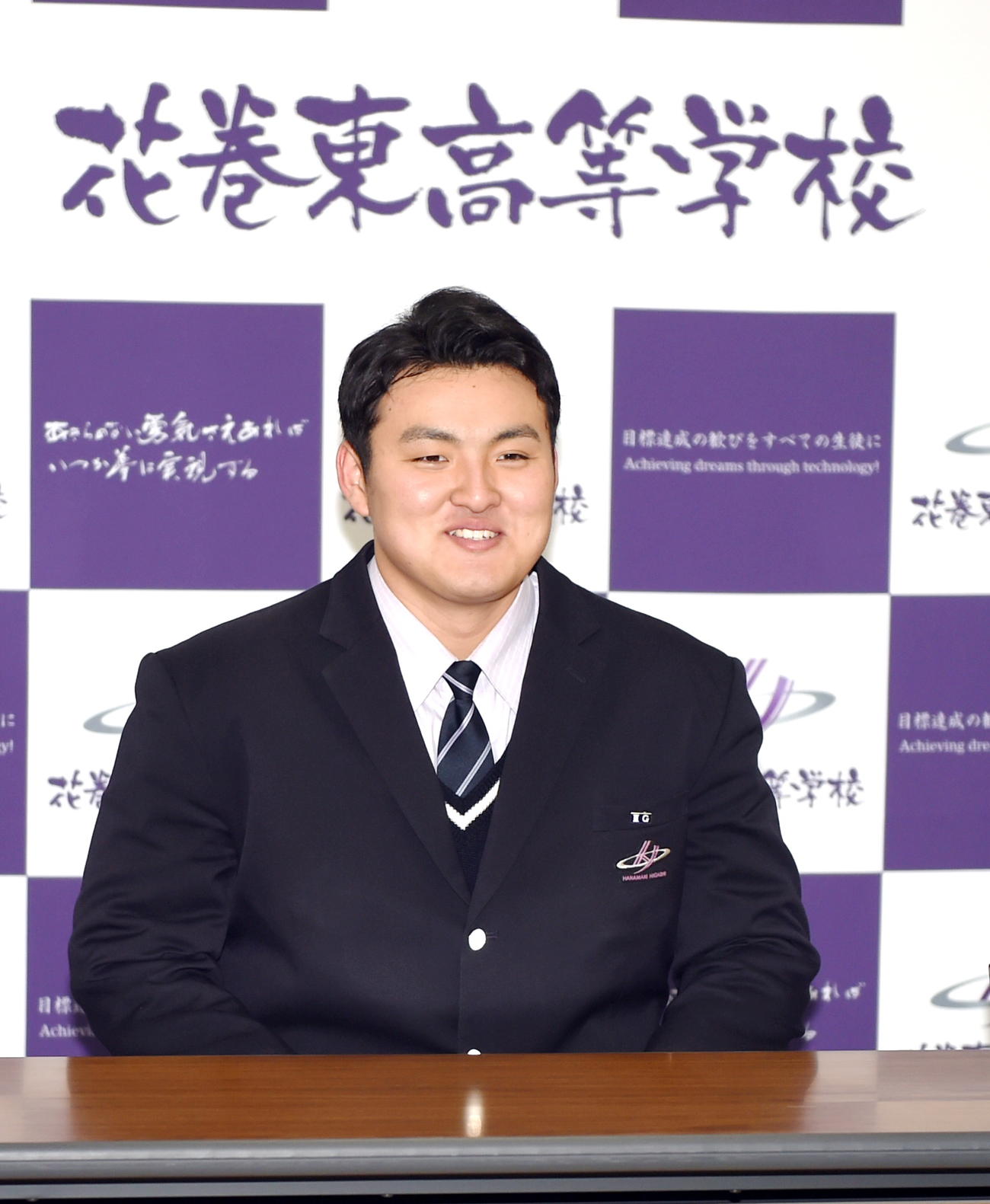 笑顔で取材対応する花巻東・佐々木麟（撮影・山田愛斗）