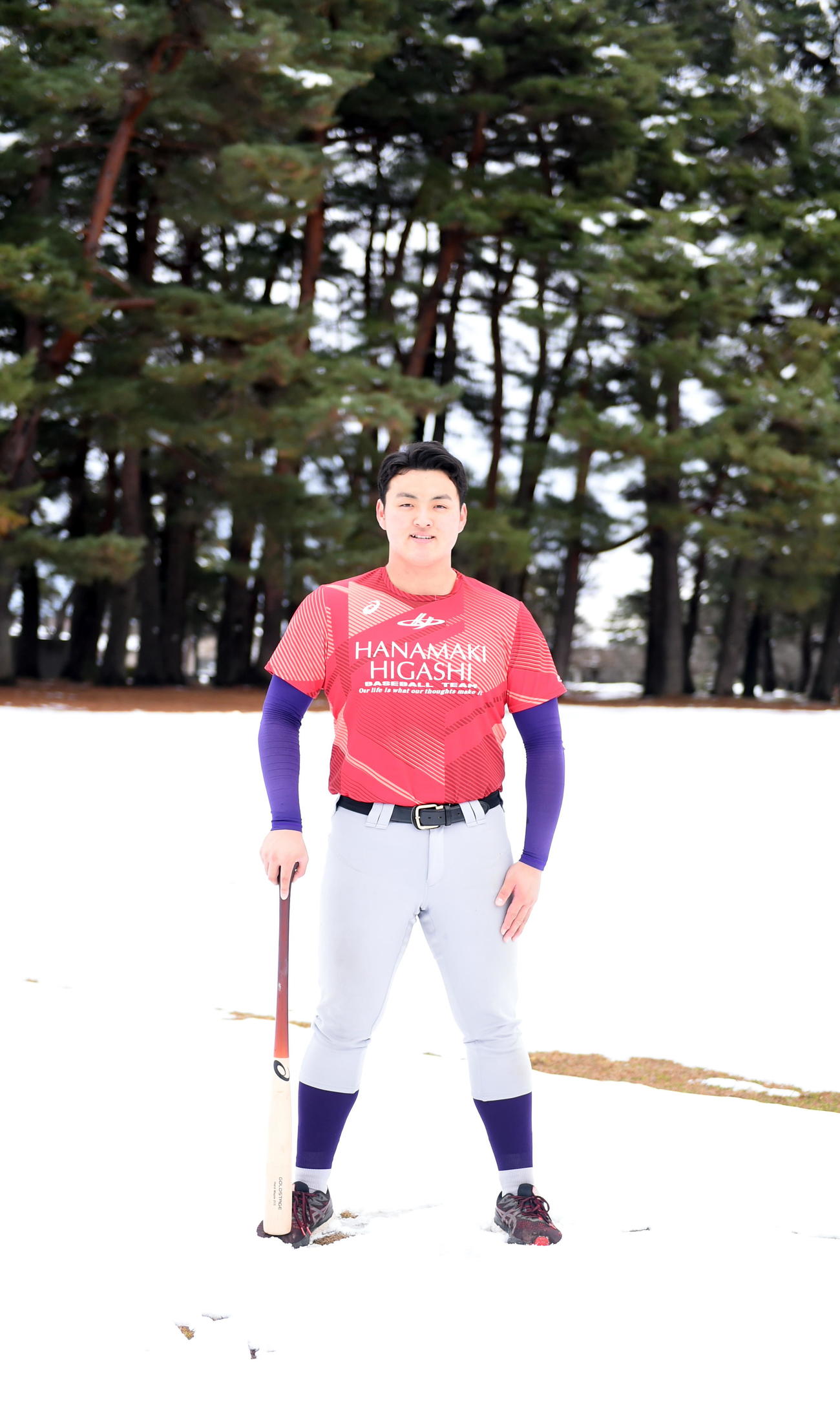 雪の上でポーズをとる花巻東・佐々木麟（撮影・山田愛斗）
