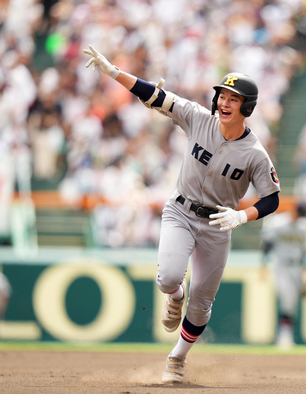 2023年8月23日、慶応対仙台育英　1回表慶応無死、先頭打者本塁打を放ち、笑顔で三塁に向かう丸田