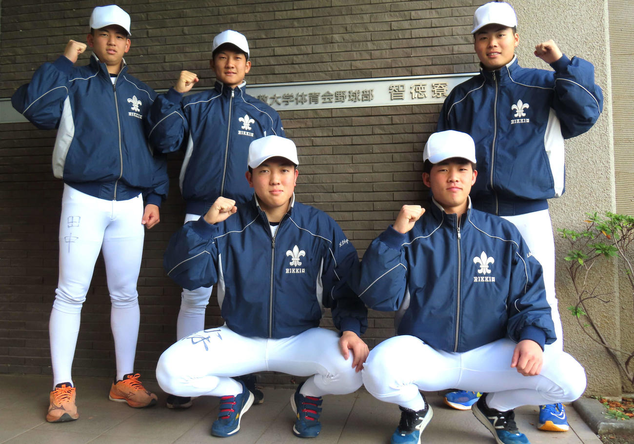 立大の智徳寮前でガッツポーズを決めるアスリート選抜入試合格の（左上から）仙台育英・田中、山梨学院・進藤、大阪桐蔭・村本、広陵・小林、大垣日大・山田（いずれも3年）ら5人（撮影・佐瀬百合子）