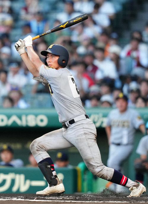 昨夏の甲子園、花巻東戦で本塁打を放つ尾形