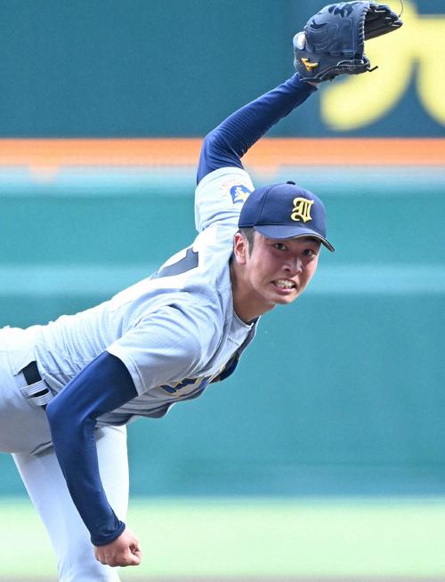 昨夏の甲子園決勝、慶応戦で力投する高橋