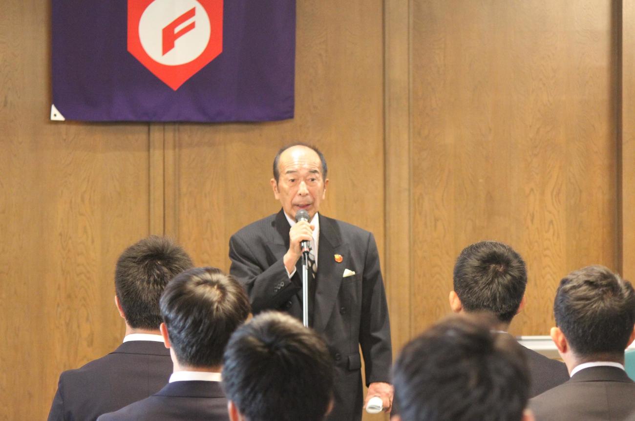 甲子園塾の開講式であいさつする山下智茂塾長（撮影・柏原誠）