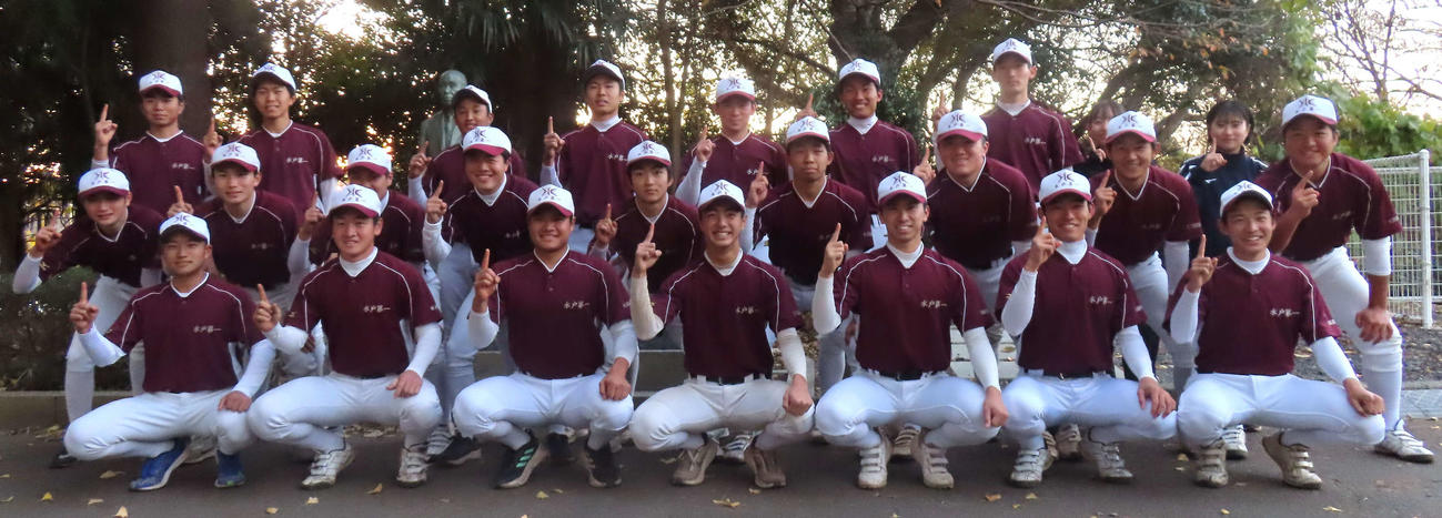 「1」ポーズで写真に納まる水戸一の選手たち（撮影・佐瀬百合子）