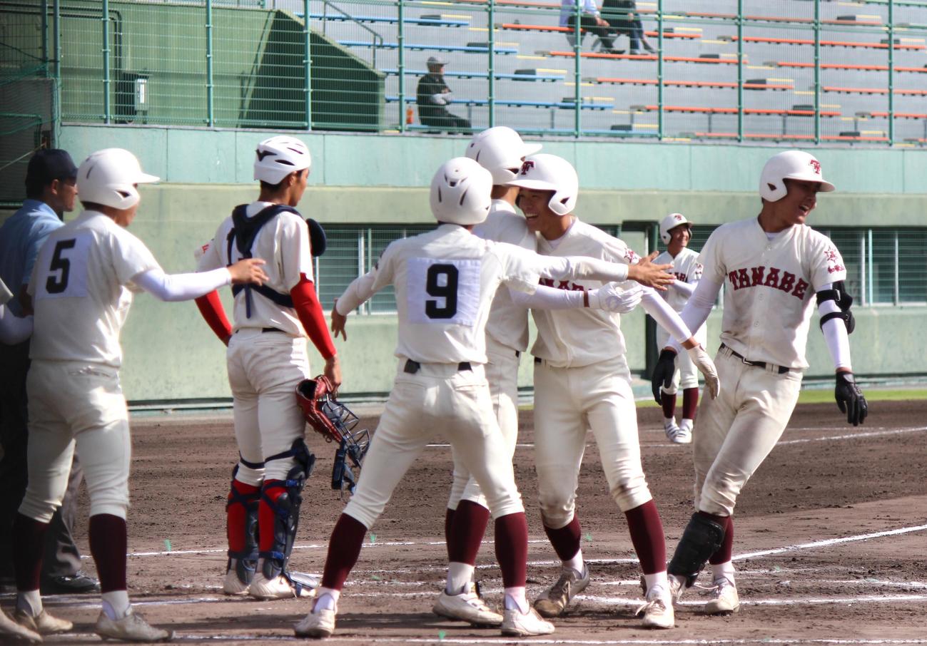 智弁和歌山対田辺　7回、逆転の満塁弾を放った山本陣世（右から2人目）を出迎える田辺ナイン（2023年10月7日撮影）