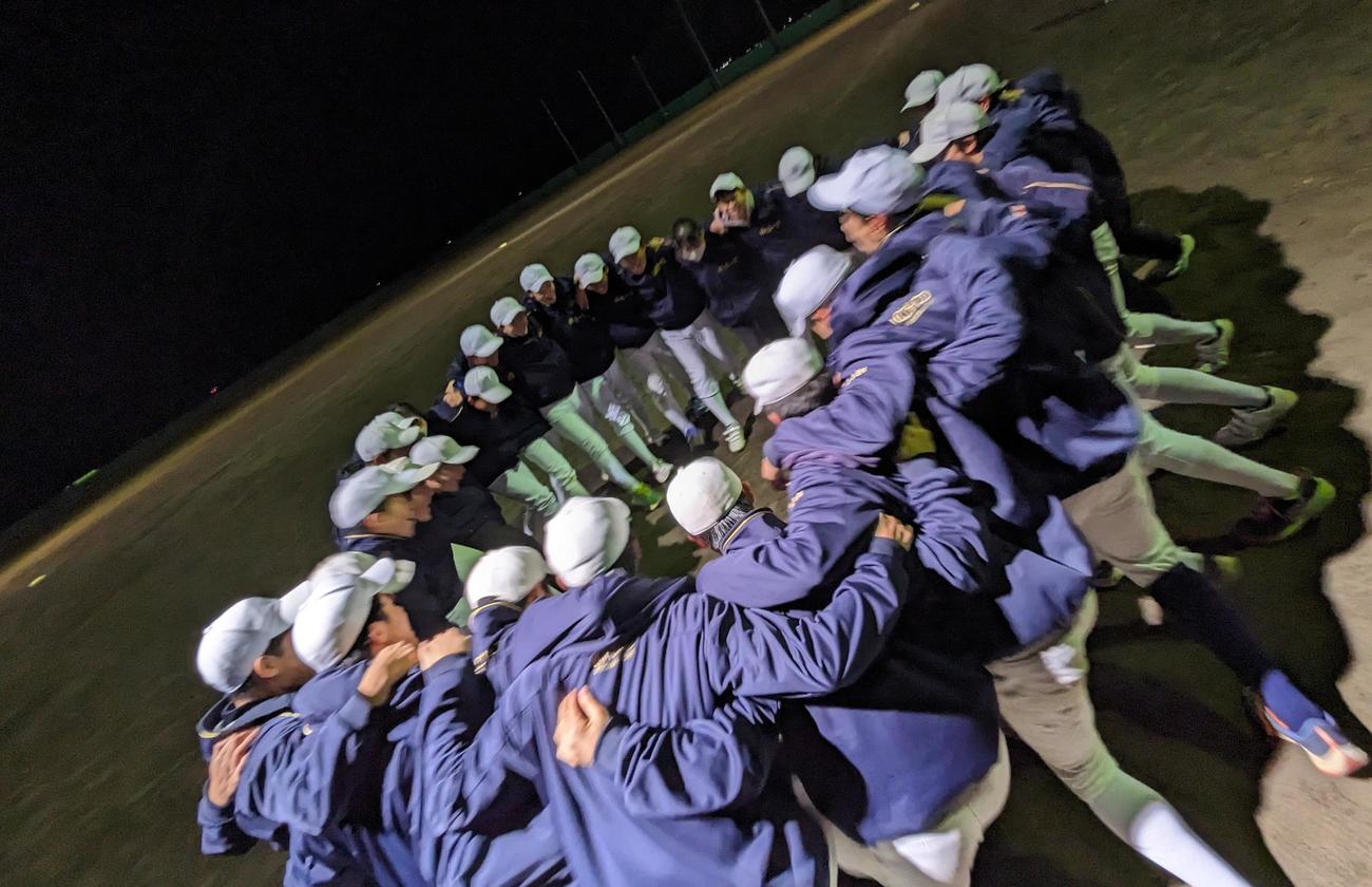 東北地区21世紀枠推薦校に選ばれ、センバツへ1歩前進した仙台一ナインは、円陣を組み気を引き締め直す（撮影・濱本神威）