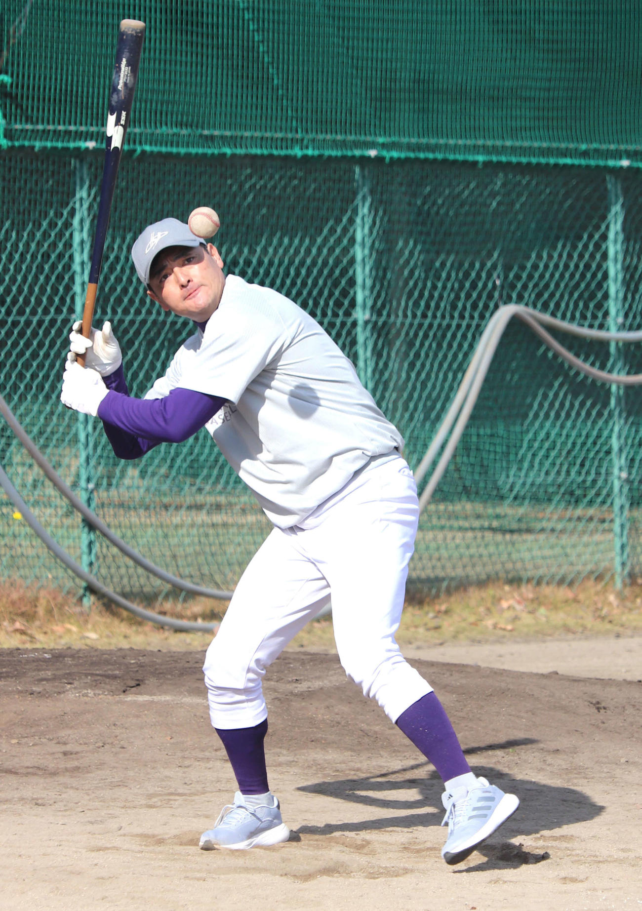 甲子園塾で大体大浪商の外野手陣へノックを打つ、花巻東（岩手）の佐々木洋監督（撮影・中島麗）