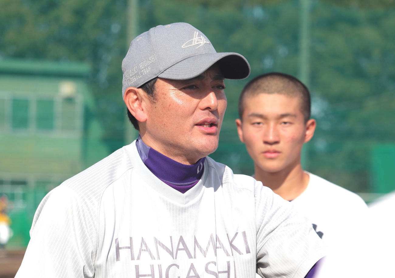 甲子園塾で大体大浪商ナインへ外野守備の捕球動作について話す、花巻東の佐々木洋監督（撮影・中島麗）