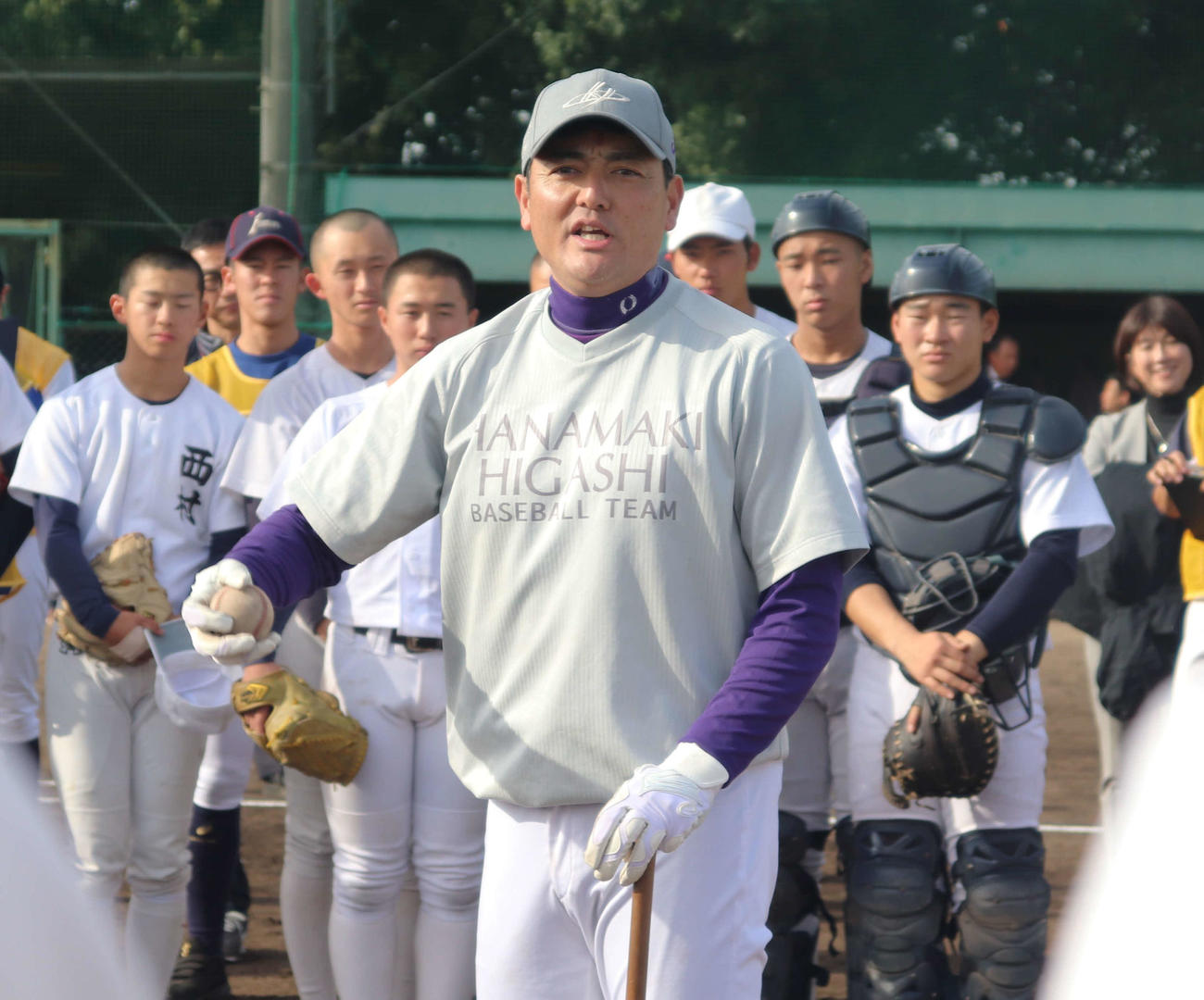 甲子園塾で大体大浪商ナインへ外野守備の捕球動作について話す、花巻東の佐々木洋監督（撮影・中島麗）