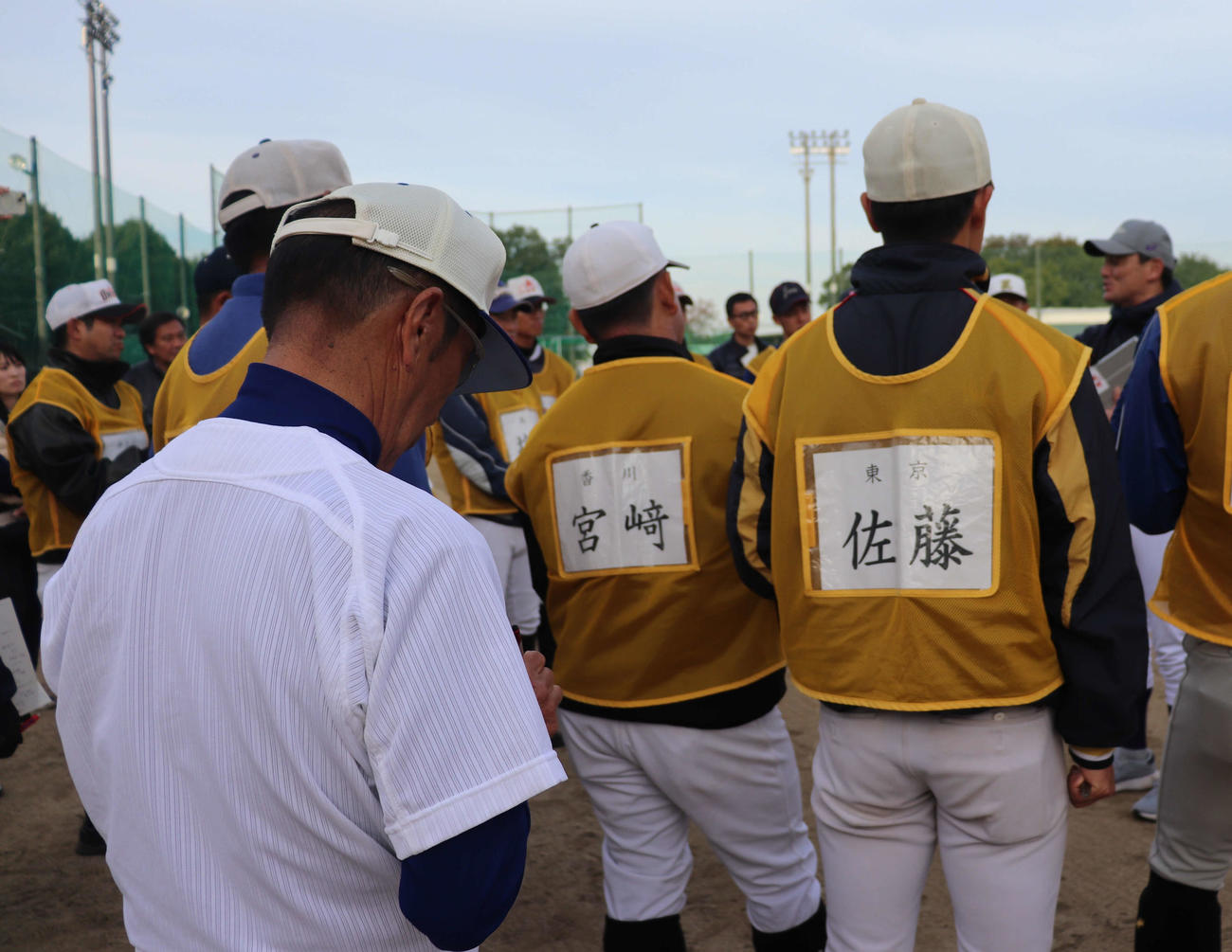 甲子園塾で初講師の花巻東（岩手）佐々木洋監督（右）が話す言葉をメモに書く、同塾発起人の山下智茂塾長（撮影・中島麗）