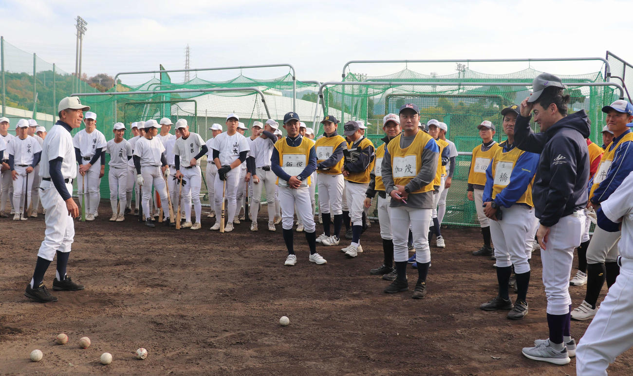 甲子園塾2日目に実技の講師を務めた日大三前監督の小倉全由氏（左）が、骨盤を意識した打撃論で「大谷（翔平）くんは骨盤を立たせてバッティングするからね」と話し、花巻東の佐々木監督も笑顔を見せる（撮影・中島麗）