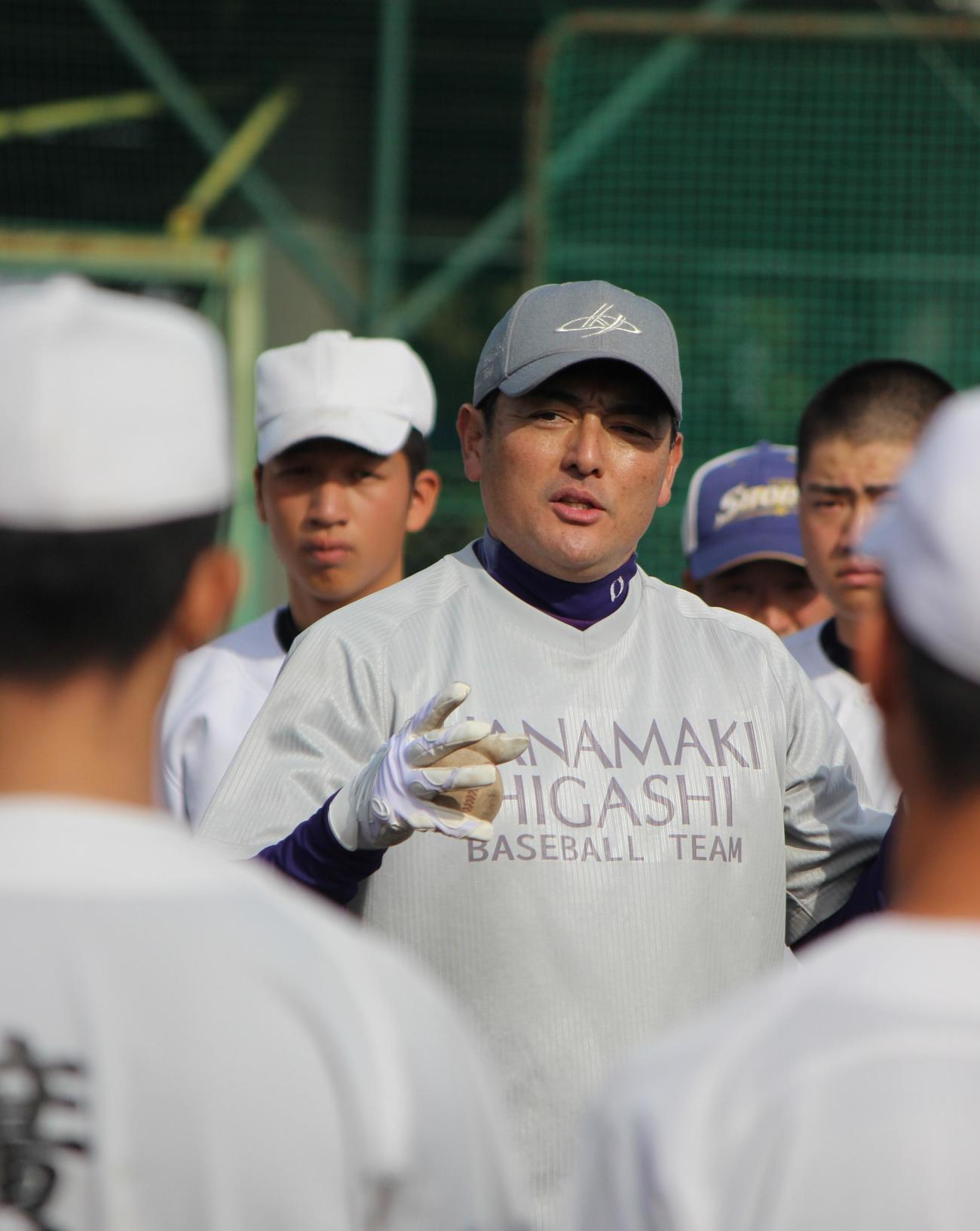 甲子園塾でモデル校の選手に熱心に話をする花巻東・佐々木洋監督（撮影・柏原誠）
