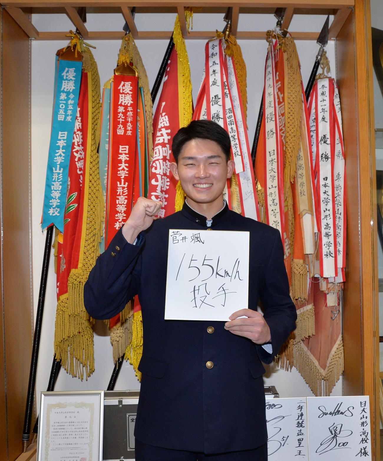 色紙に「155km／h投手」と記し、東京6大学野球へ意気込む日大山形・菅井（撮影・濱本神威）