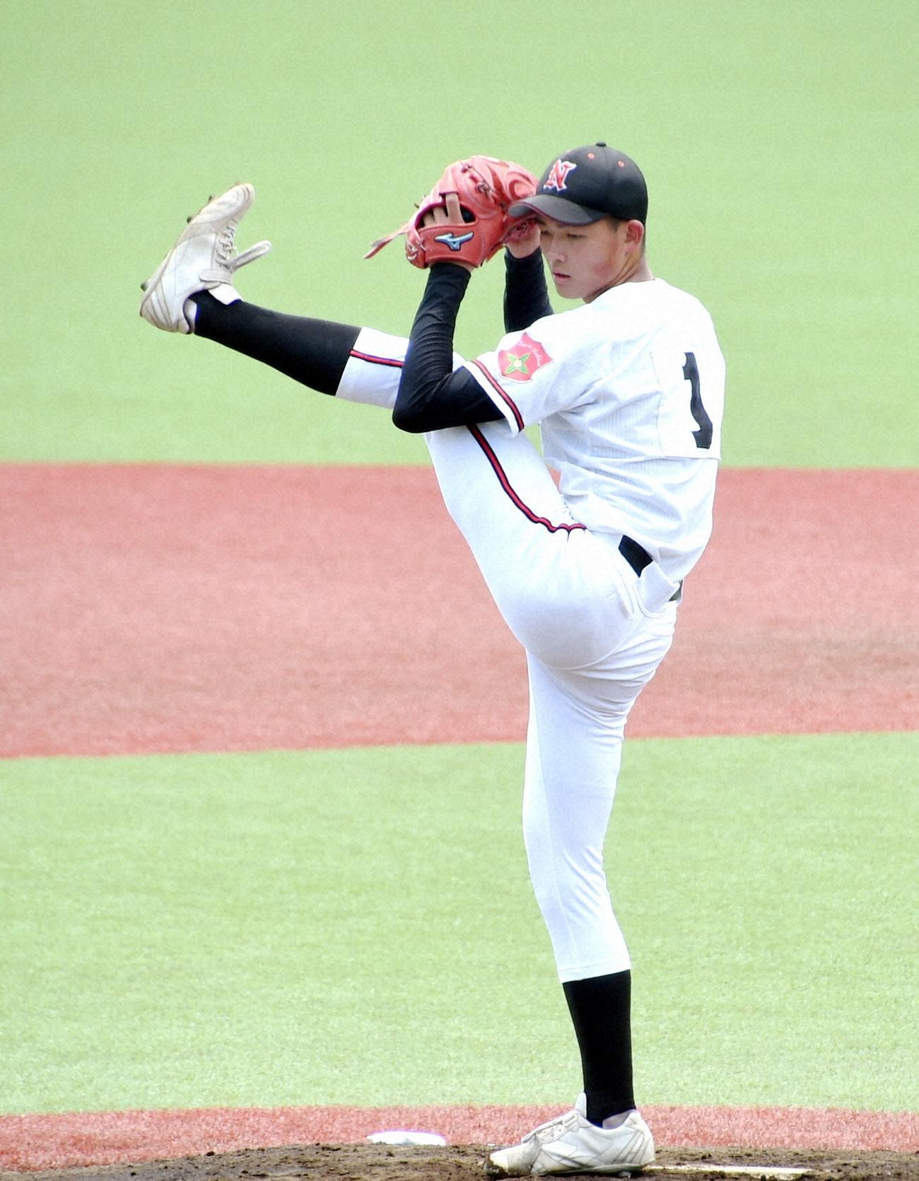 6月、足を高く上げ、ロッテ・佐々木をほうふつとさせるフォームで投げ込む菅井