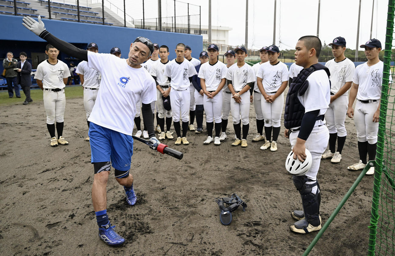 宮古高の野球部員に打撃指導をするイチローさん（代表撮影）