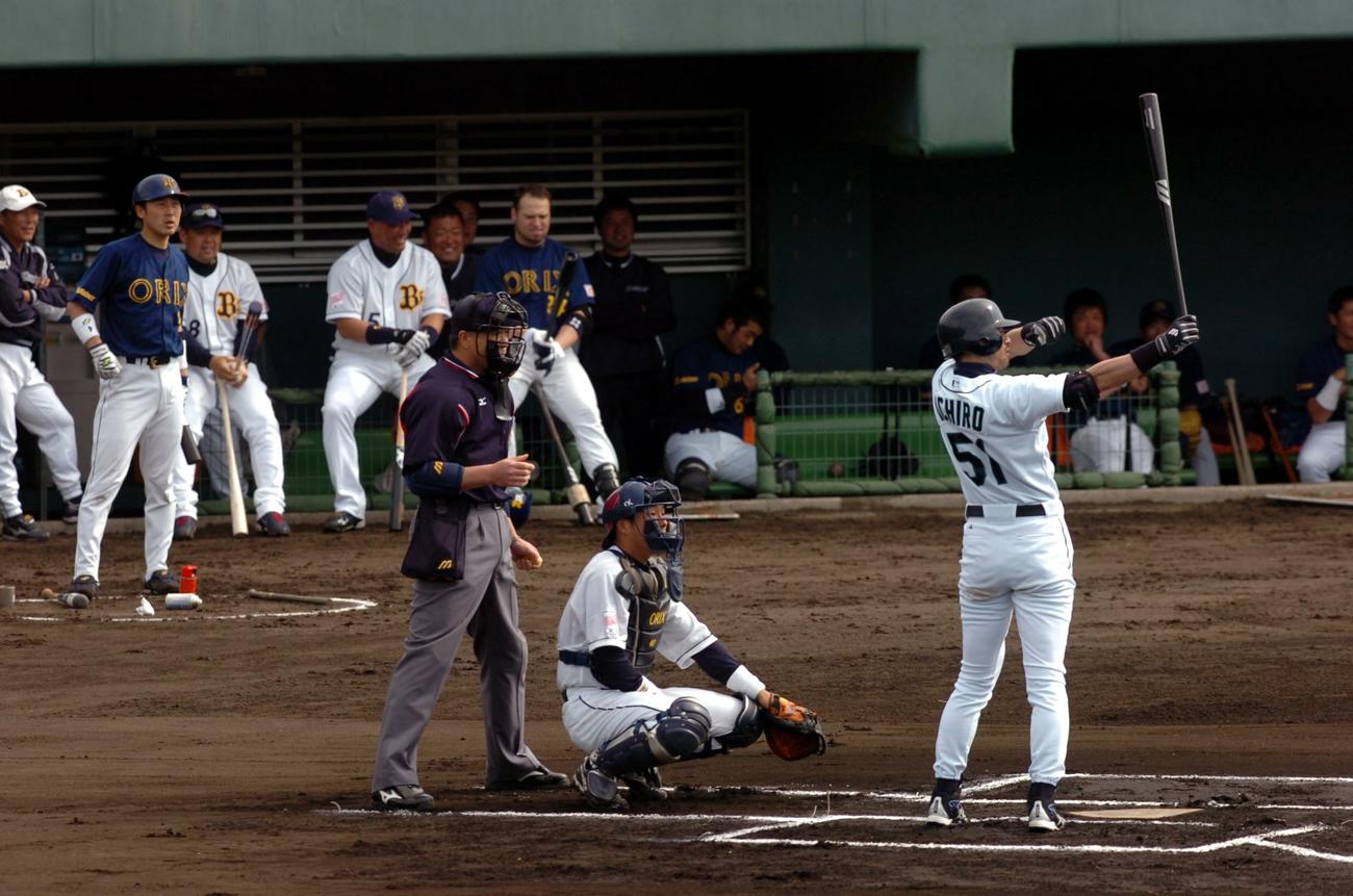 2006年オリックス春季キャンプ・紅白戦　1回表無死、先頭打者のイチローの打席を見る中村紀洋と清原和博（2006年2月11日撮影）