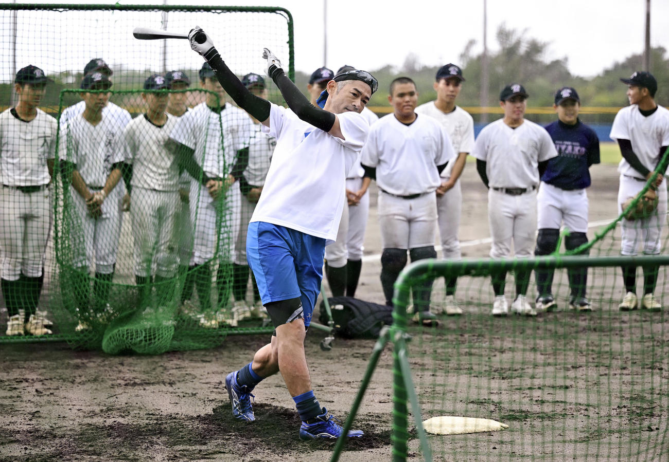 宮古高の野球部員に打撃を披露するイチローさん（代表撮影）