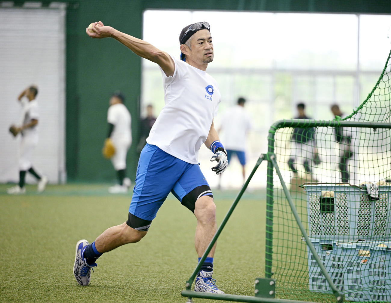 宮古高の野球部員に打撃投手を務めるイチローさん（代表撮影）