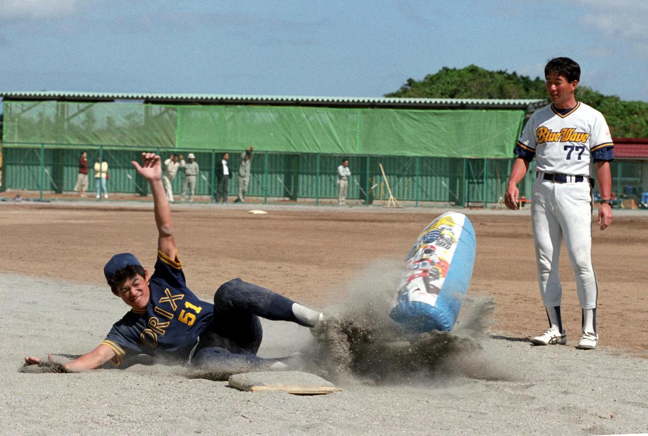1993年2月、オリックス宮古島キャンプで弓岡敬二郎コーチが見守る中、スライディング練習を行う鈴木一朗（イチロー）