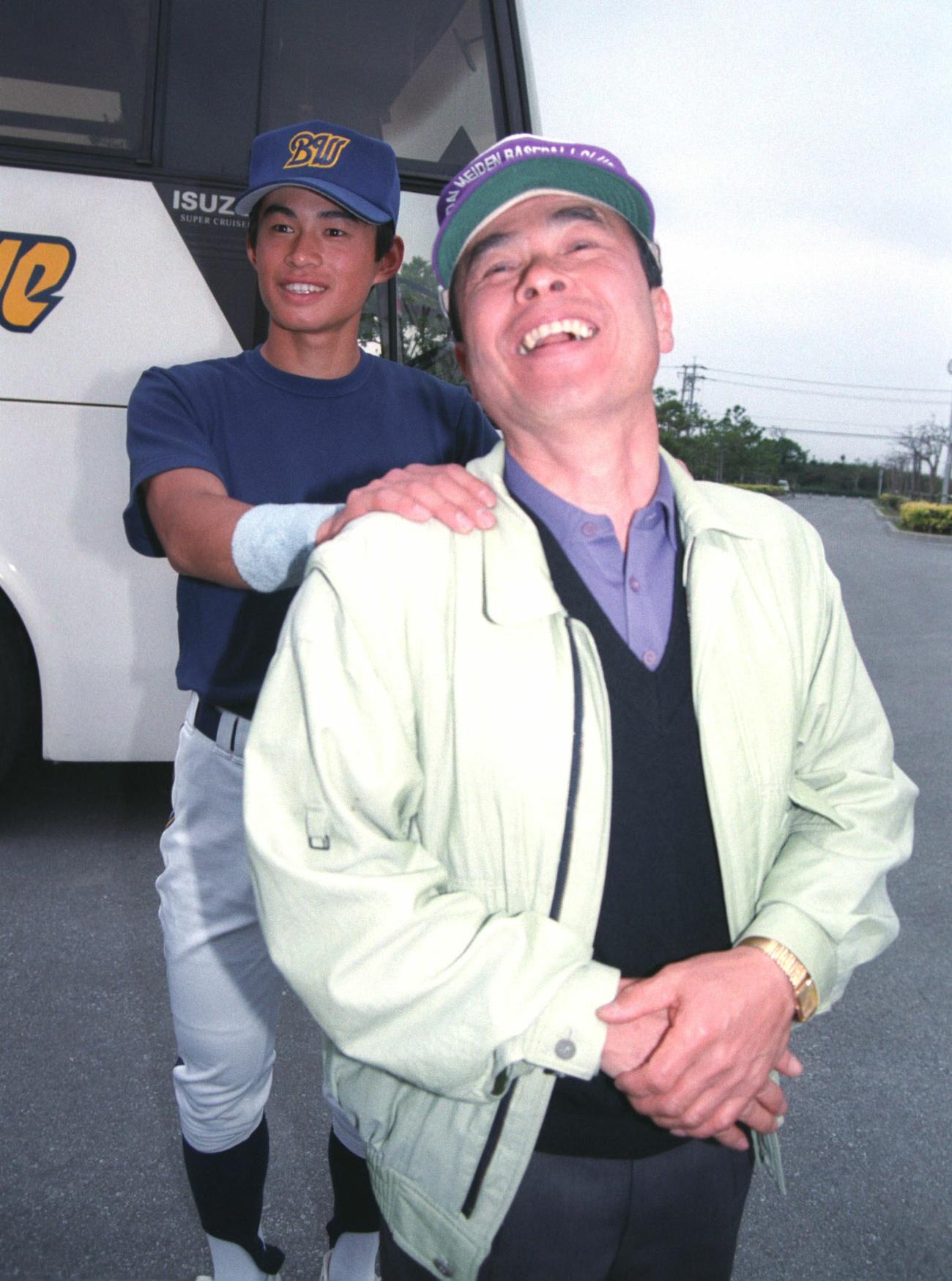 1993年2月、オリックス宮古島キャンプに訪れたイチローの父親の宣之さん、このころから親バカっぷりを発揮