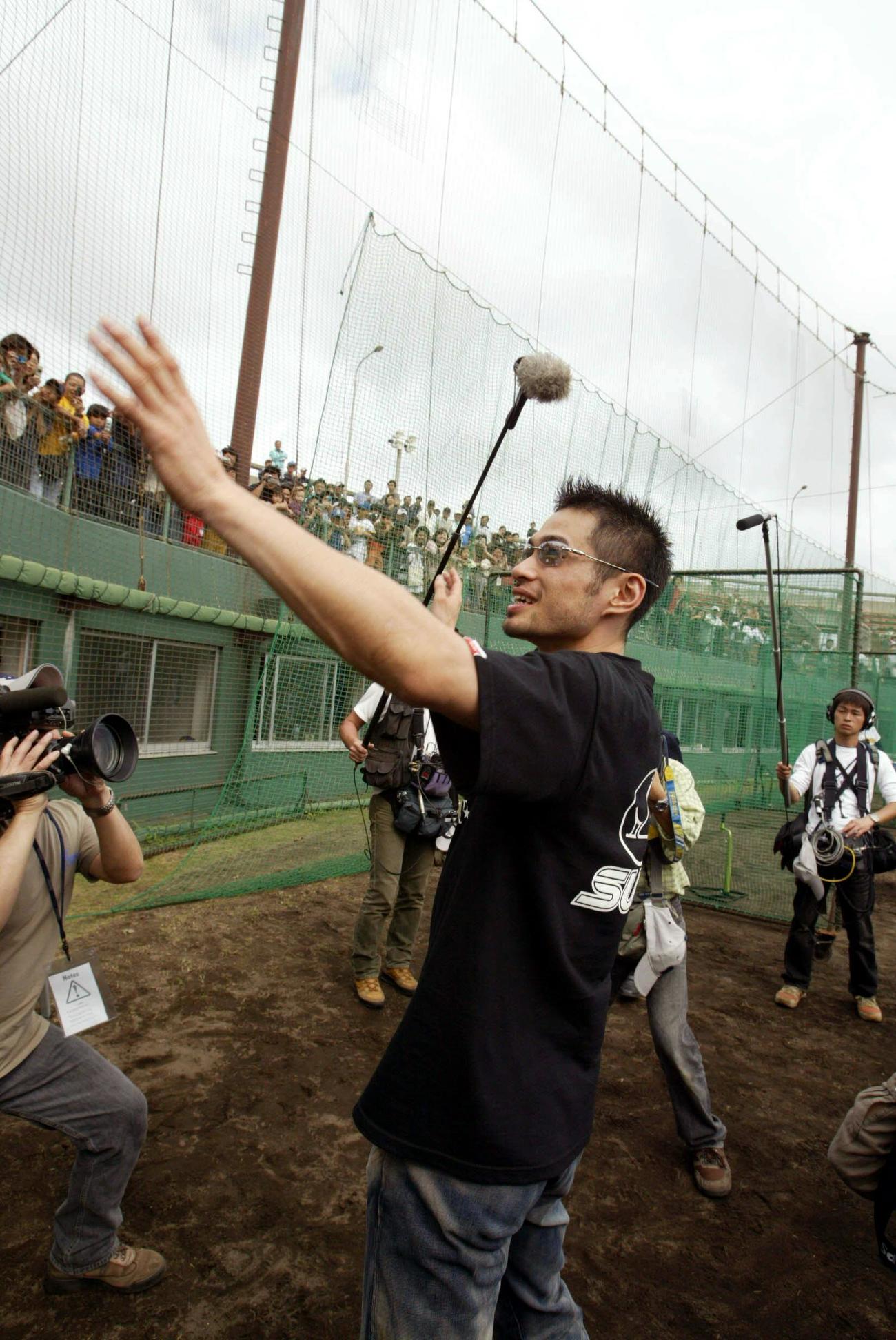 2005年オリックス春季キャンプ　5年ぶりに宮古島キャンプを訪れたマリナーズ・イチローは、ファンに手を振って別れを惜しむ