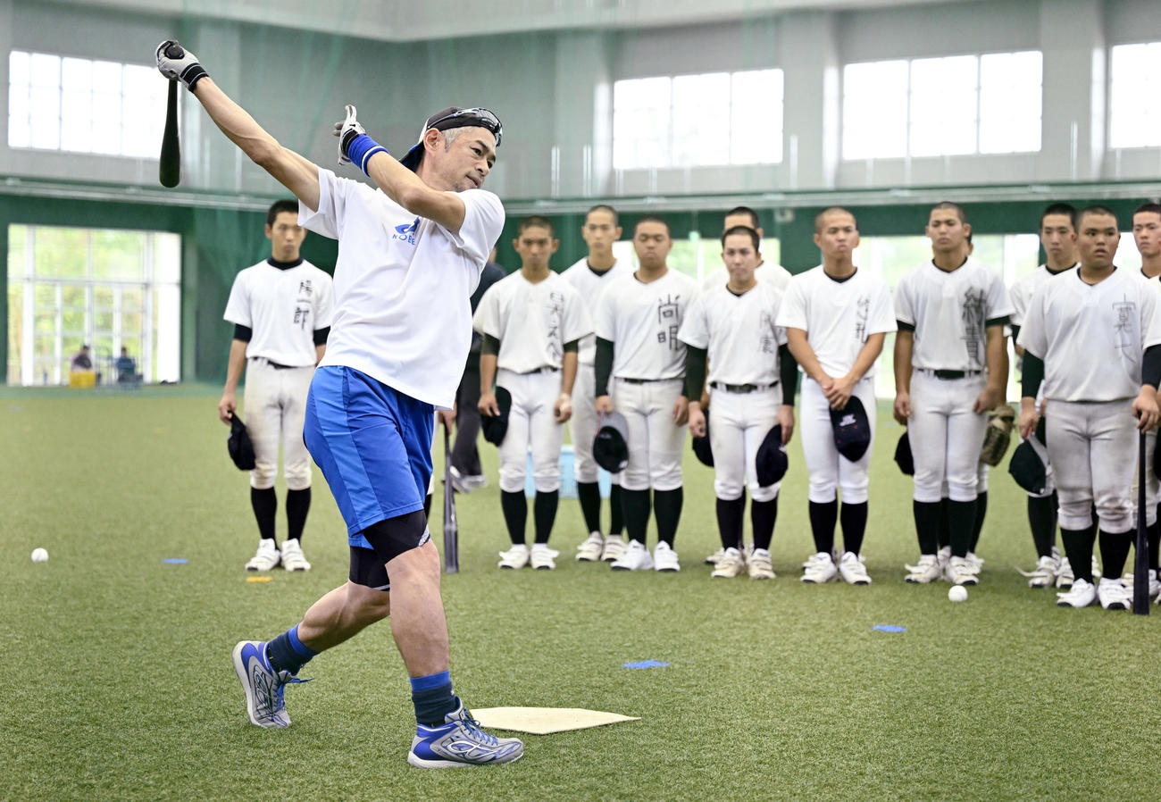 宮古高の野球部員に打撃を披露するイチローさん（代表撮影）