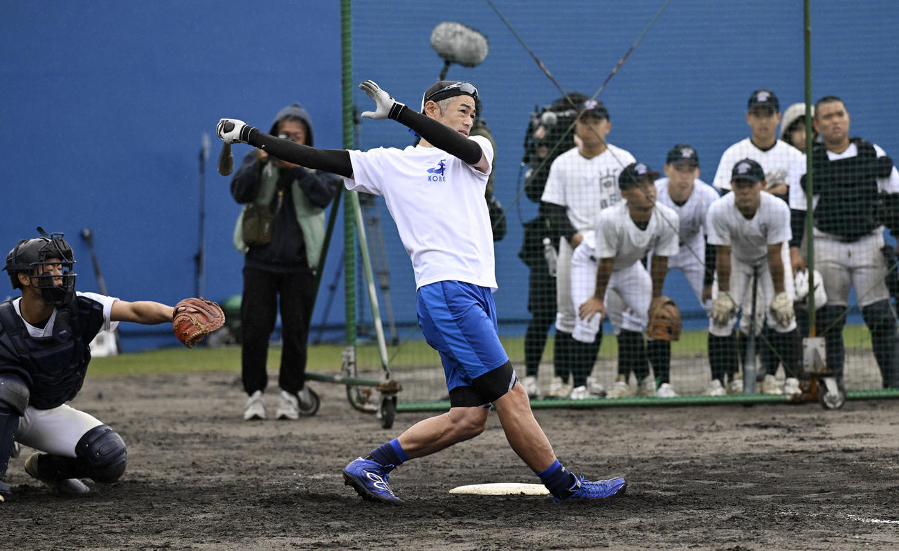 打撃を披露するイチローさん（代表撮影）