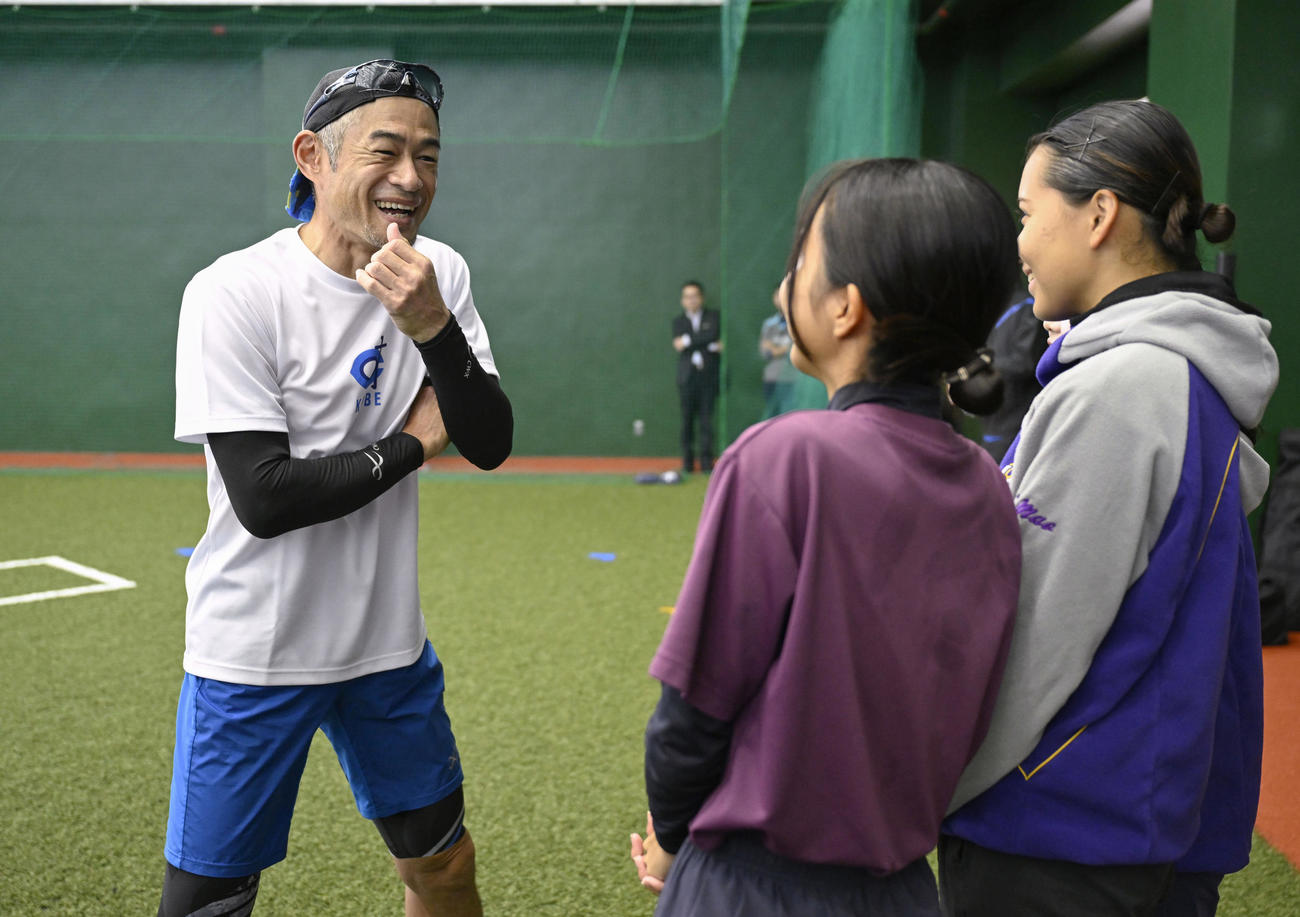 宮古高野球部のマネジャーの質問に答えるイチローさん（代表撮影）