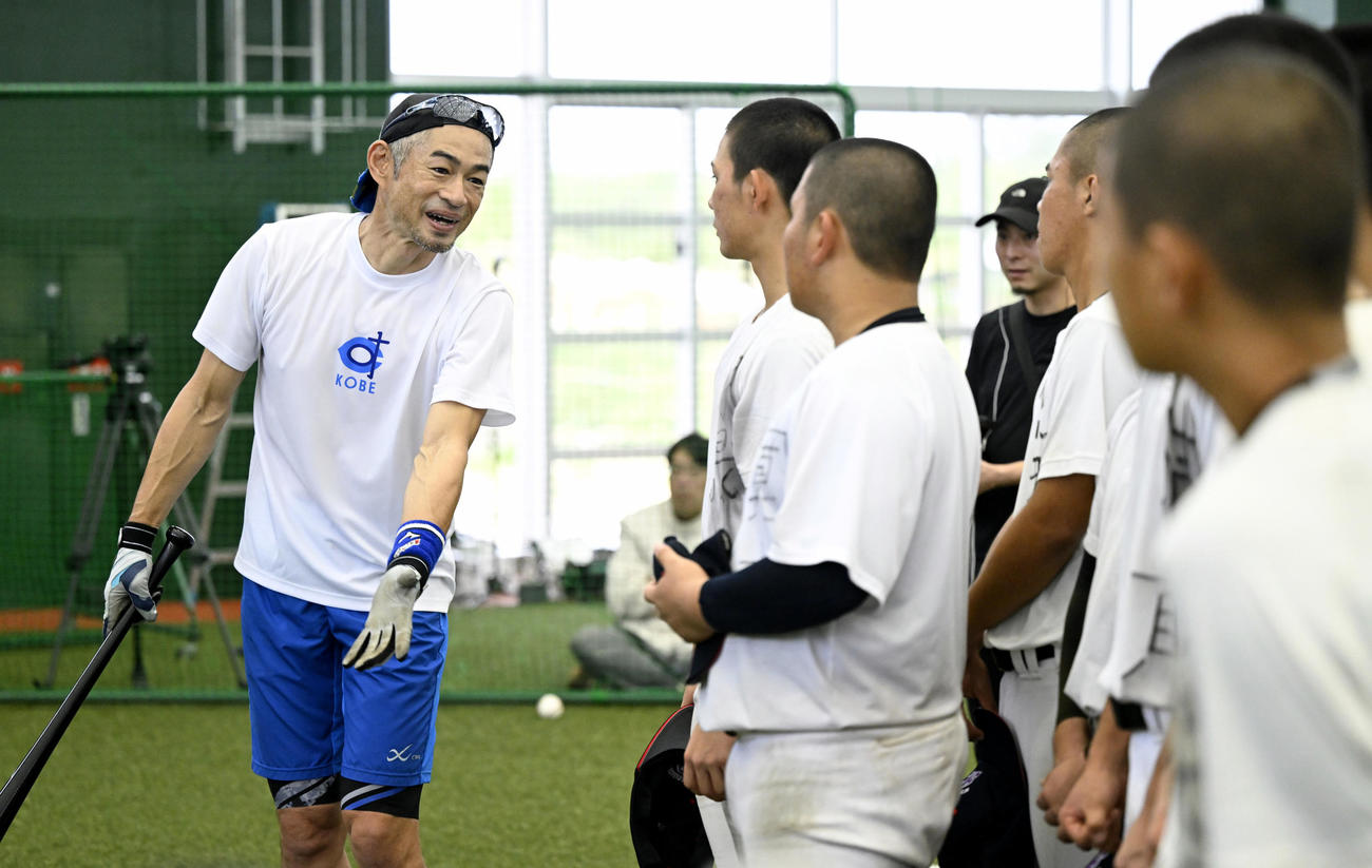 宮古高の野球部員に笑顔で接するイチローさん（代表撮影）