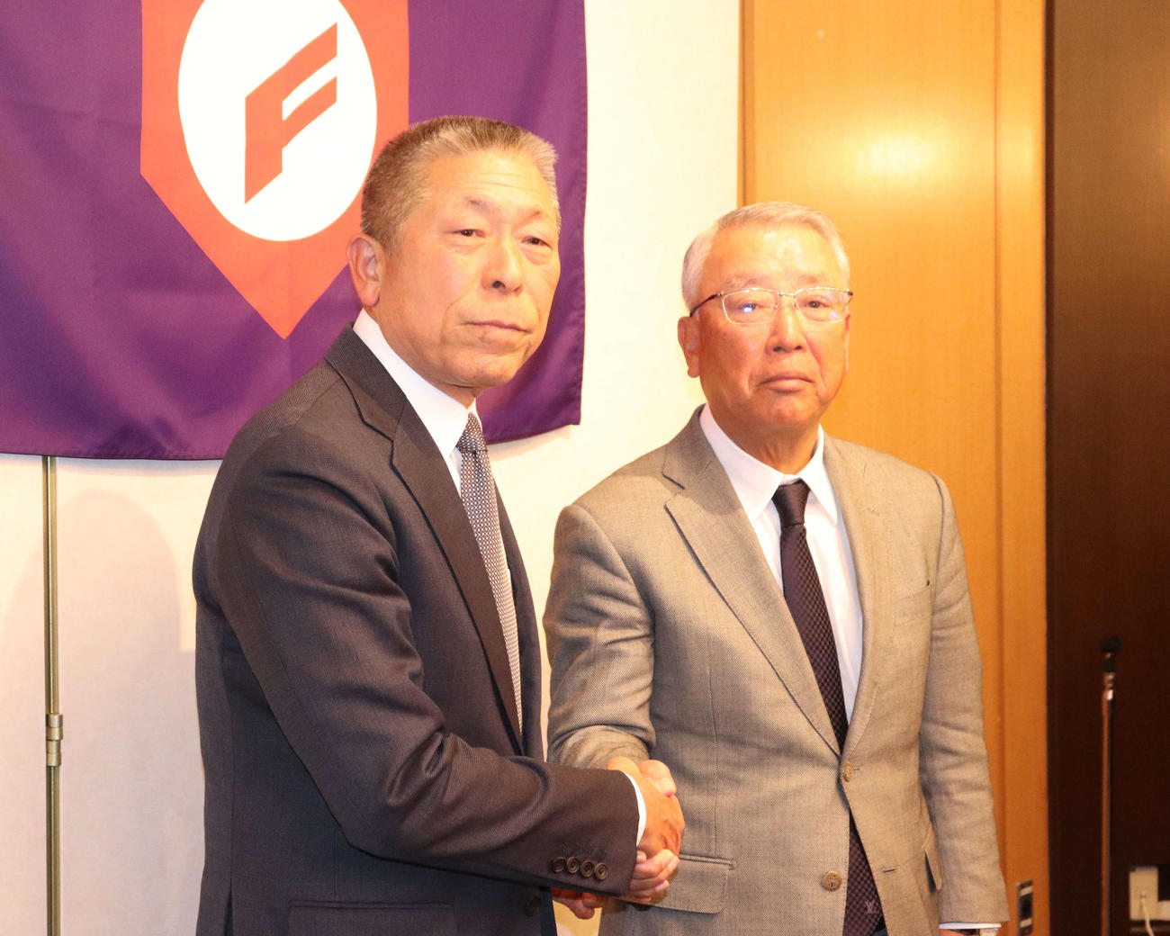 総括会議に出席した、U18監督の小倉全由氏と前監督の馬淵史郎氏