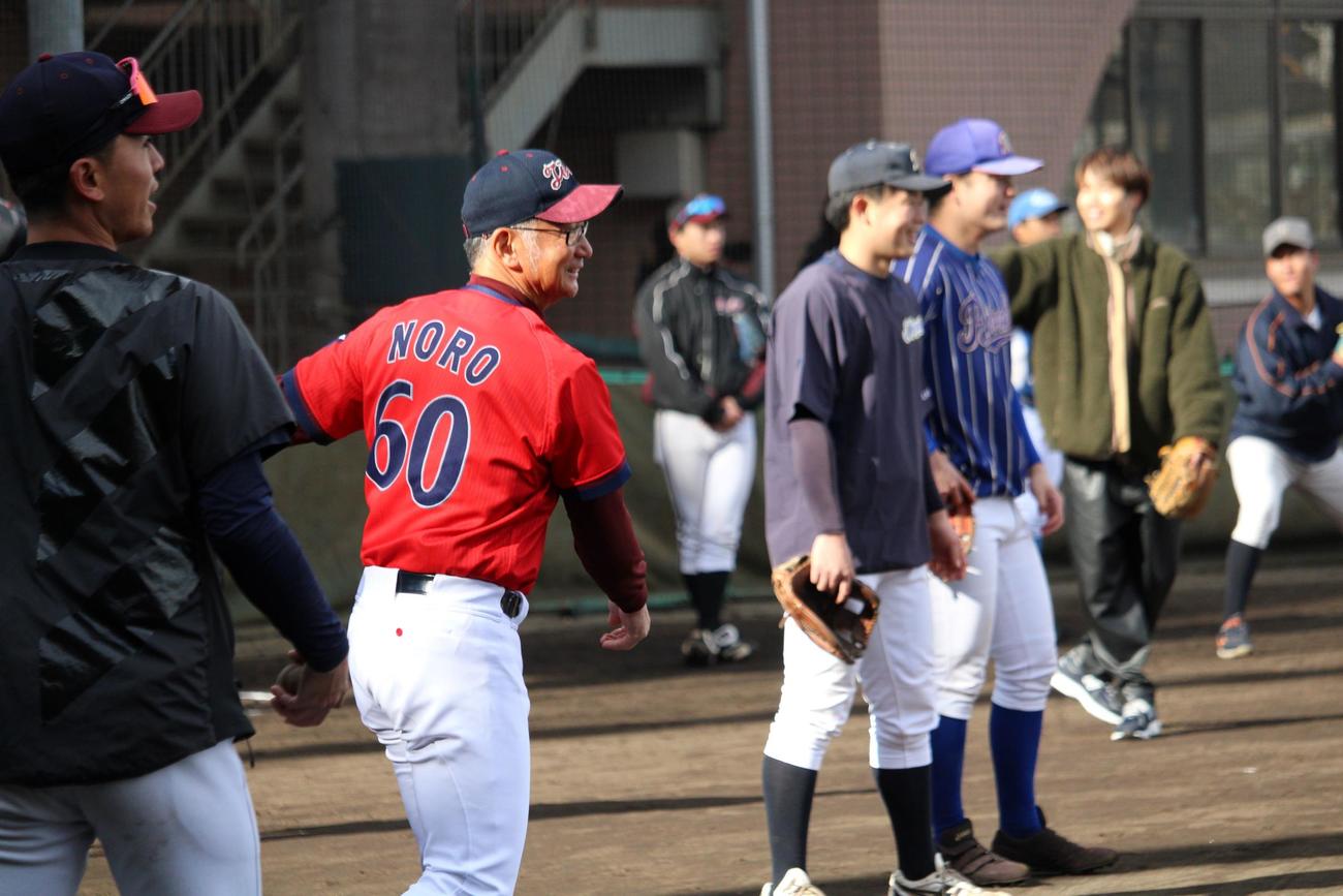 年に一度、OB大学生たちにノックを打つ桐光学園・野呂監督（撮影・金子真仁）