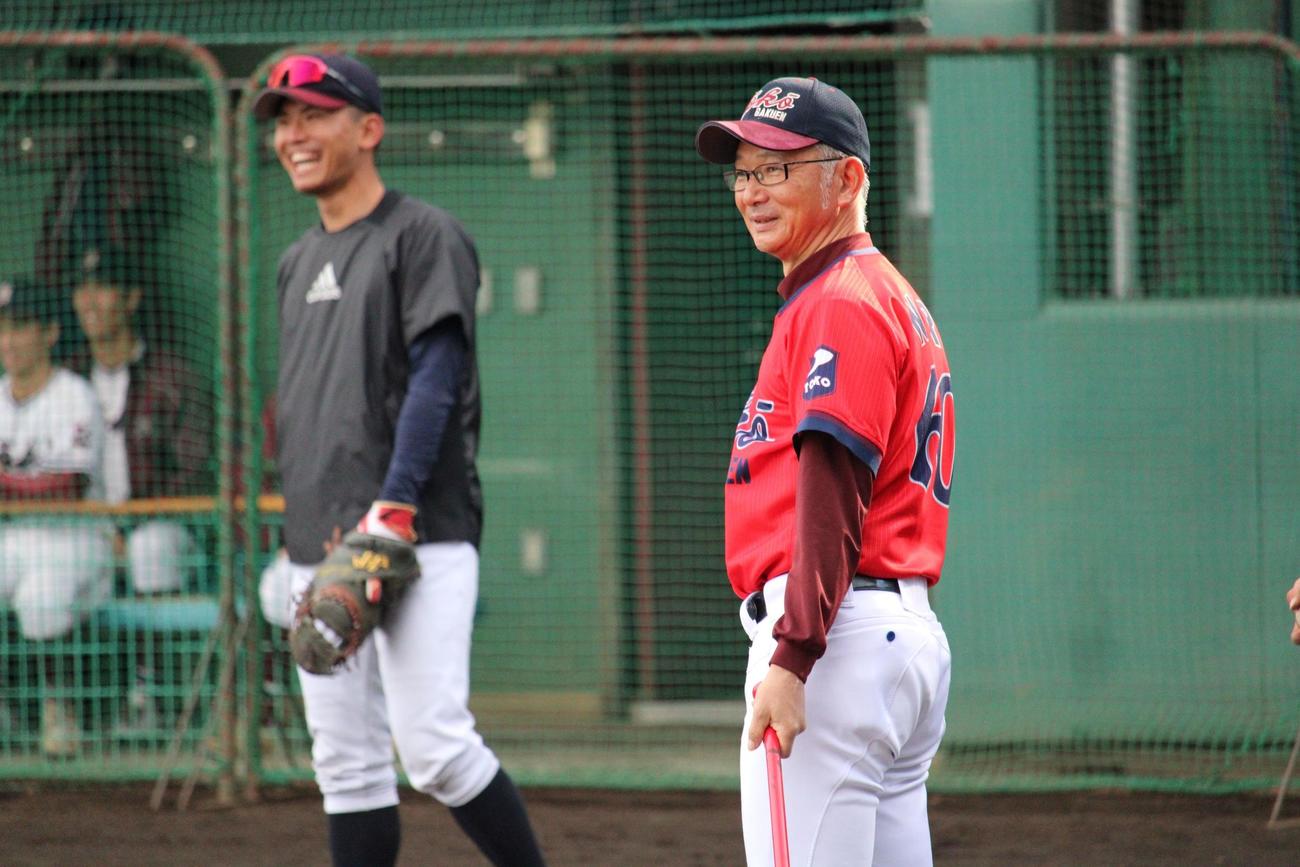 年に一度、OB大学生たちにノックを打つ桐光学園・野呂監督（撮影・金子真仁）