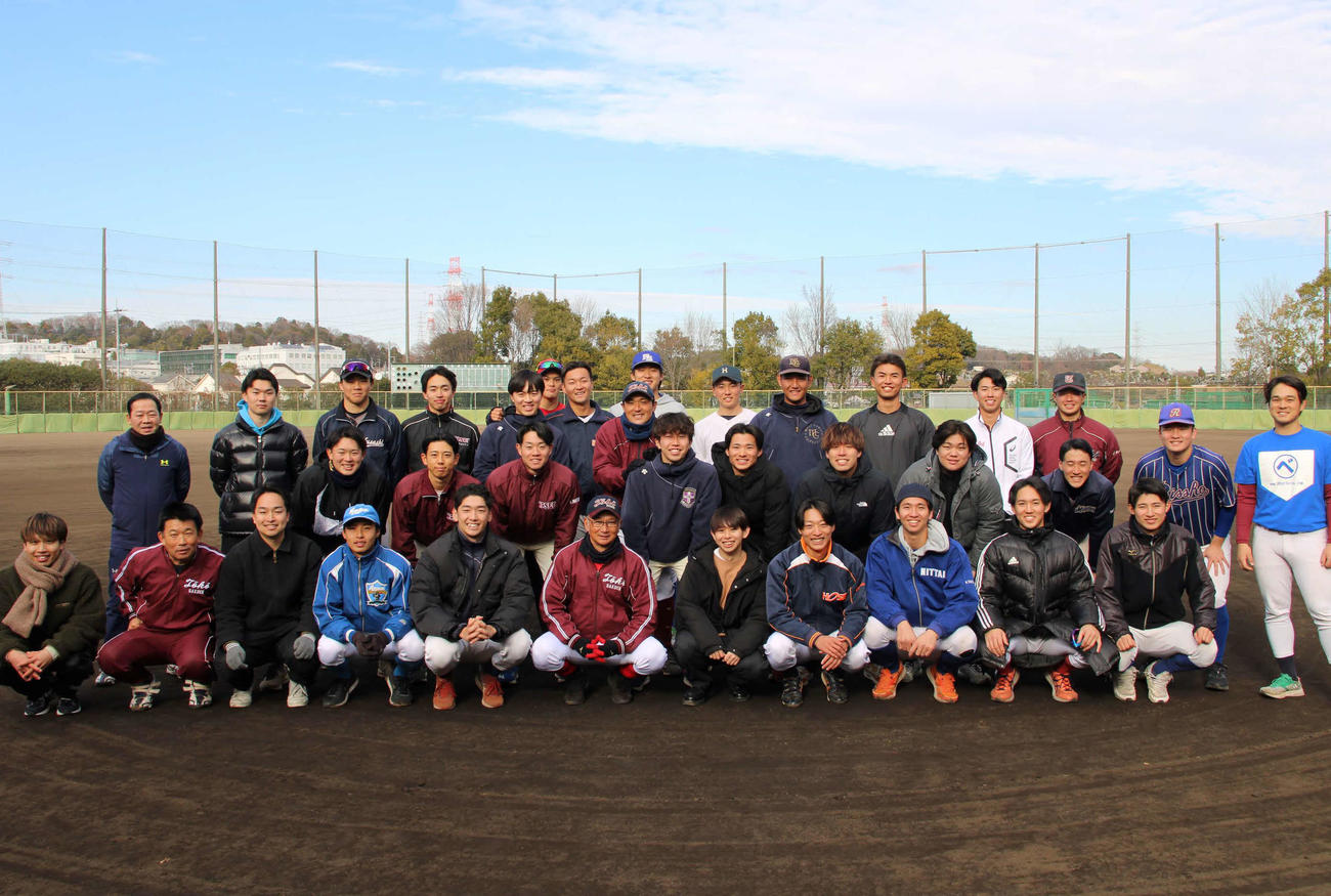 野呂監督（1列目左から6人目）のノックを受けた桐光学園野球部OBの大学生たち（撮影・金子真仁）