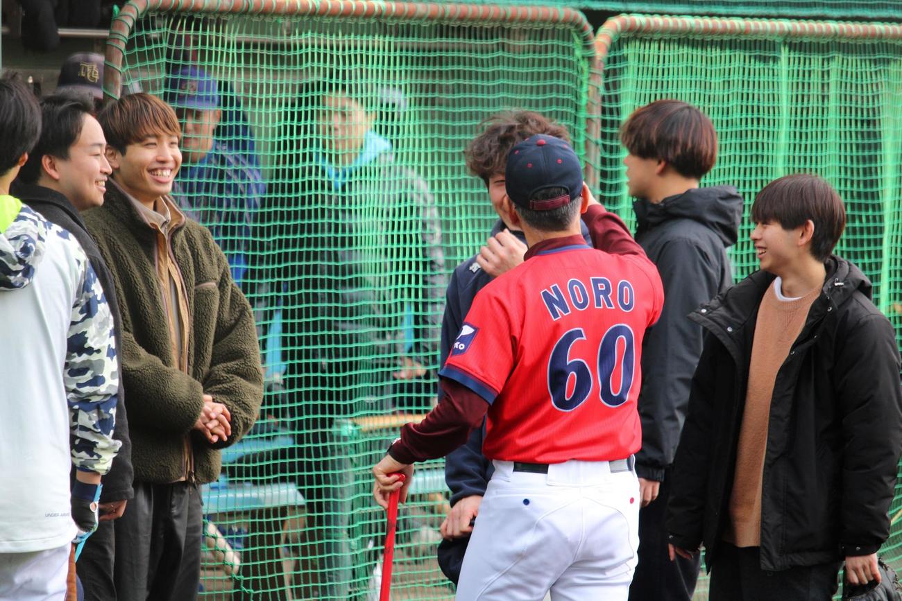 OB大学生たちと交流する桐光学園・野呂監督。ユニホームは還暦時の教え子からのプレゼント（撮影・金子真仁）