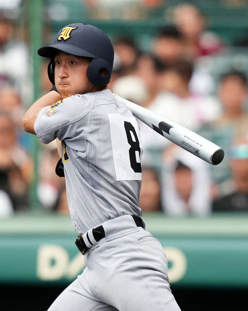 第105回全国高校野球選手権大会　第11日・3回戦　仙台育英対履正社　4回表仙台育英2死満塁、左前適時打を放つ橋本航河＝2023年8月17日
