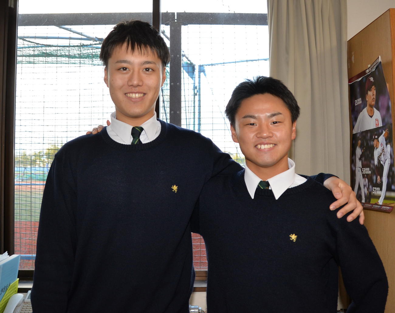 肩を組む仙台育英・下山（左）と斎藤（撮影・濱本神威）