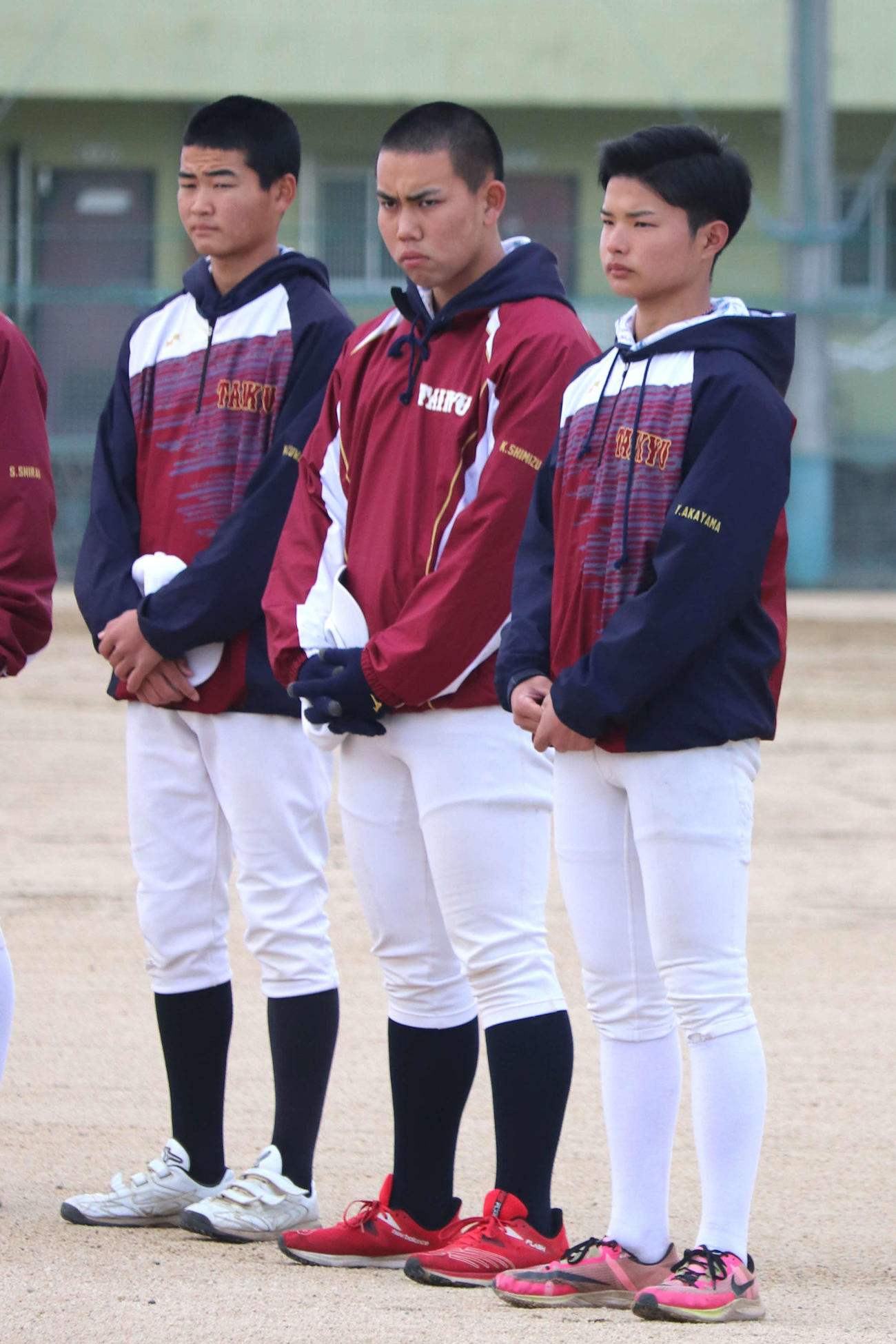 耐久の冷水孝輔投手（中央）、赤山侑斗主将（右）