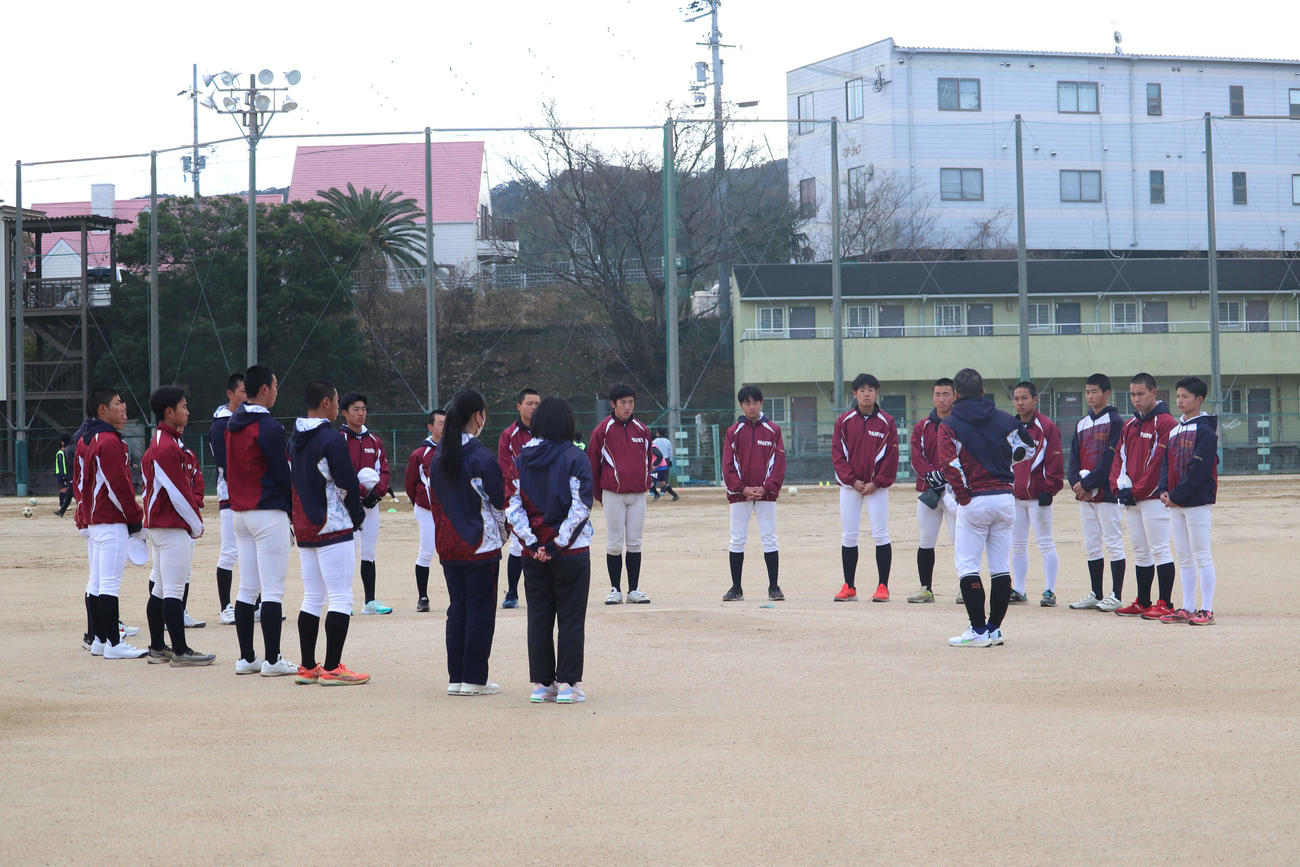 練習前に監督を囲む、耐久ナイン